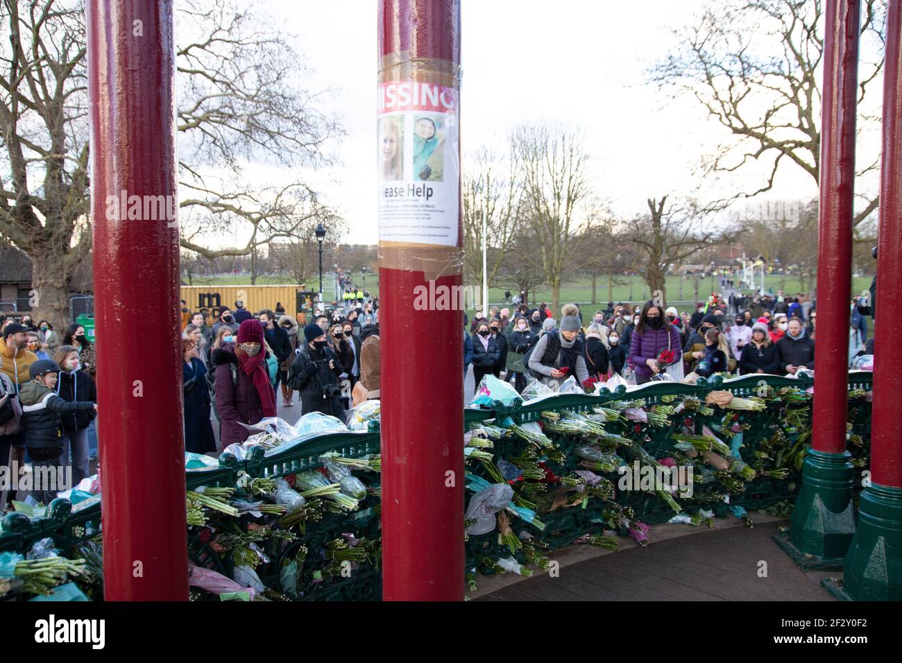 Clapham Common, Londra, Regno Unito 13 marzo 2021. Una veglia commemorativa è tenuta per Sarah Everard, la donna britannica assassinata da un ufficiale di polizia britannico. La veglia è stata originariamente progettata come un evento conforme a Covid, socialmente distanziato, tuttavia, la polizia metropolitana ha deciso di vietarlo in base a regolamenti covidi che hanno causato rabbia e più persone a partecipare. I manifestanti si trovavano di fronte ad una grande presenza di polizia che ha portato a tensioni, scontri e ad una serie di arresti. Credit: Denise Laura Baker/Alamy Live News Foto Stock