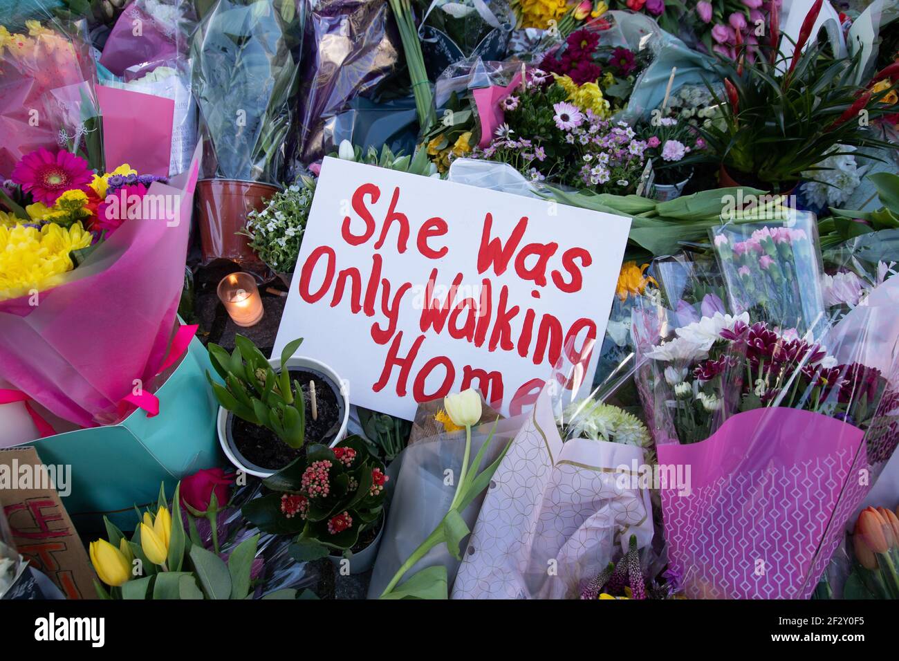 Clapham Common, Londra, Regno Unito 13 marzo 2021. Una veglia commemorativa è tenuta per Sarah Everard, la donna britannica assassinata da un ufficiale di polizia britannico. La veglia è stata originariamente progettata come un evento conforme a Covid, socialmente distanziato, tuttavia, la polizia metropolitana ha deciso di vietarlo in base a regolamenti covidi che hanno causato rabbia e più persone a partecipare. I manifestanti si trovavano di fronte ad una grande presenza di polizia che ha portato a tensioni, scontri e ad una serie di arresti. Credit: Denise Laura Baker/Alamy Live News Foto Stock