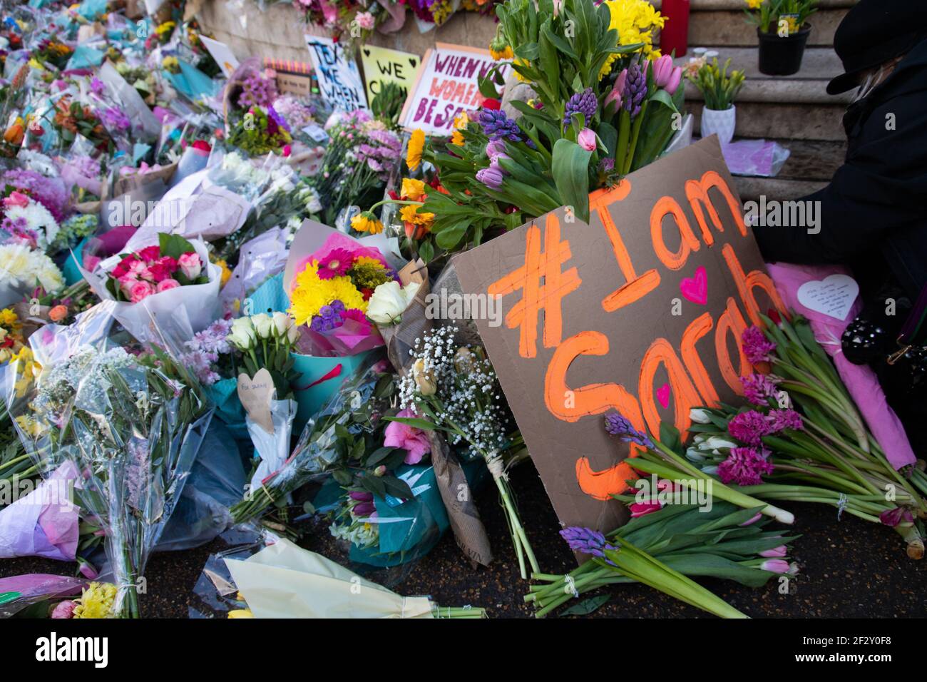 Clapham Common, Londra, Regno Unito 13 marzo 2021. Una veglia commemorativa è tenuta per Sarah Everard, la donna britannica assassinata da un ufficiale di polizia britannico. La veglia è stata originariamente progettata come un evento conforme a Covid, socialmente distanziato, tuttavia, la polizia metropolitana ha deciso di vietarlo in base a regolamenti covidi che hanno causato rabbia e più persone a partecipare. I manifestanti si trovavano di fronte ad una grande presenza di polizia che ha portato a tensioni, scontri e ad una serie di arresti. Credit: Denise Laura Baker/Alamy Live News Foto Stock