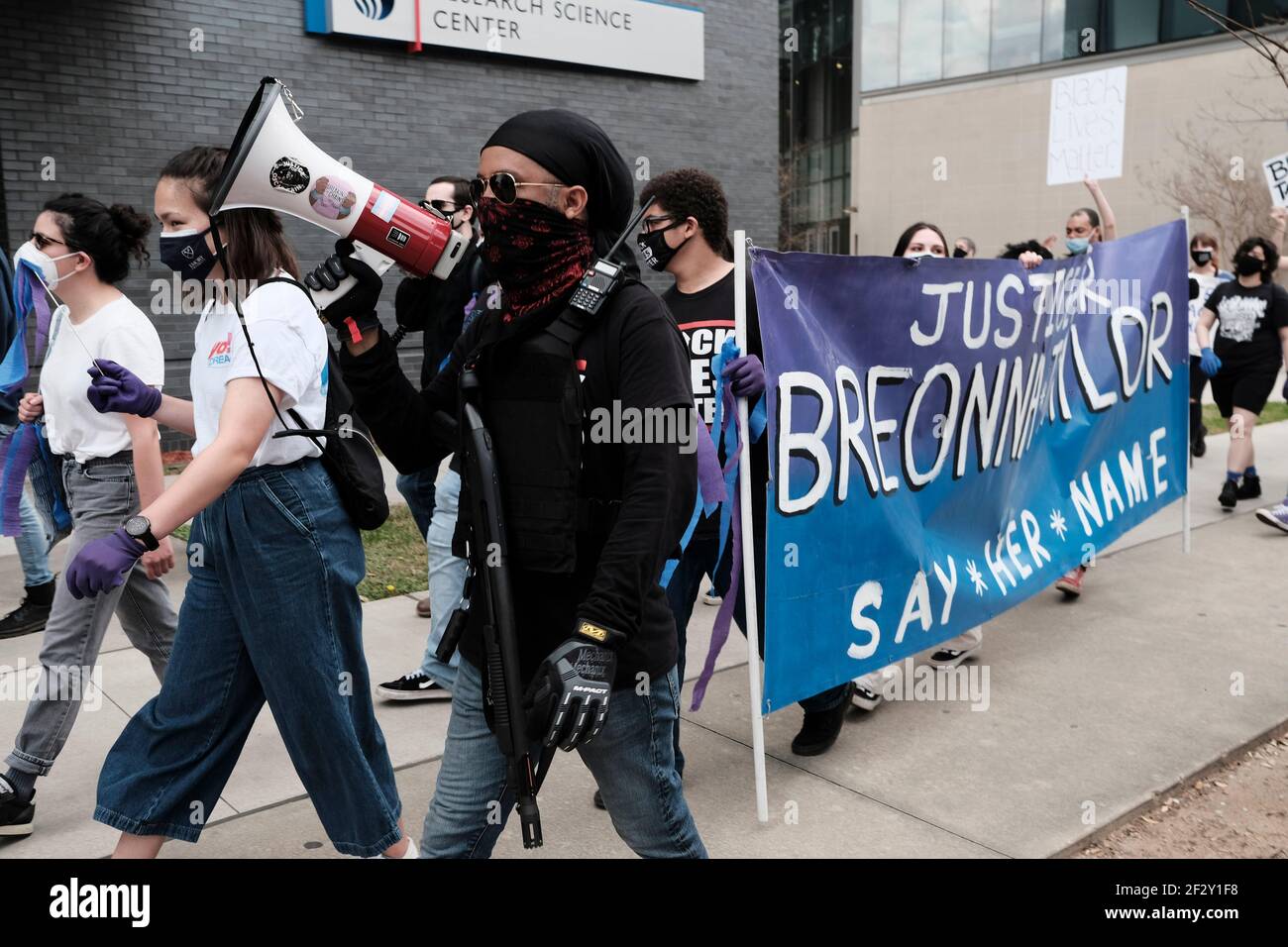 Atlanta, Georgia, Stati Uniti. 13 Marzo 2021. In occasione dell'anniversario della sparatoria mortale di Breonna Taylor, l'operatrice di EMT di Louisville, Kentucky, che è stata uccise da poliziotti che servivano un mandato di non-bussare a casa di Taylor, i dimostranti attraversano il centro per onorare la vita di Breonna Taylor. Credit: John Arthur Brown/ZUMA Wire/Alamy Live News Foto Stock