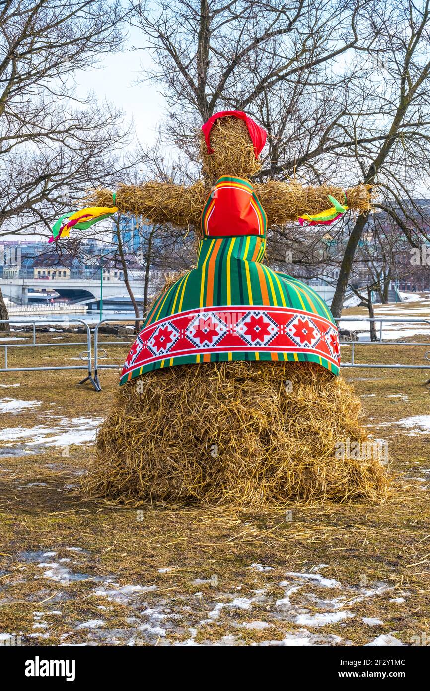 Minsk, Bielorussia - 13 marzo 2021: La bambola di paglia sulla strada è decorata con la tradizionale Maslenitsa slavica festa nazionale nel centro di Minsk Foto Stock