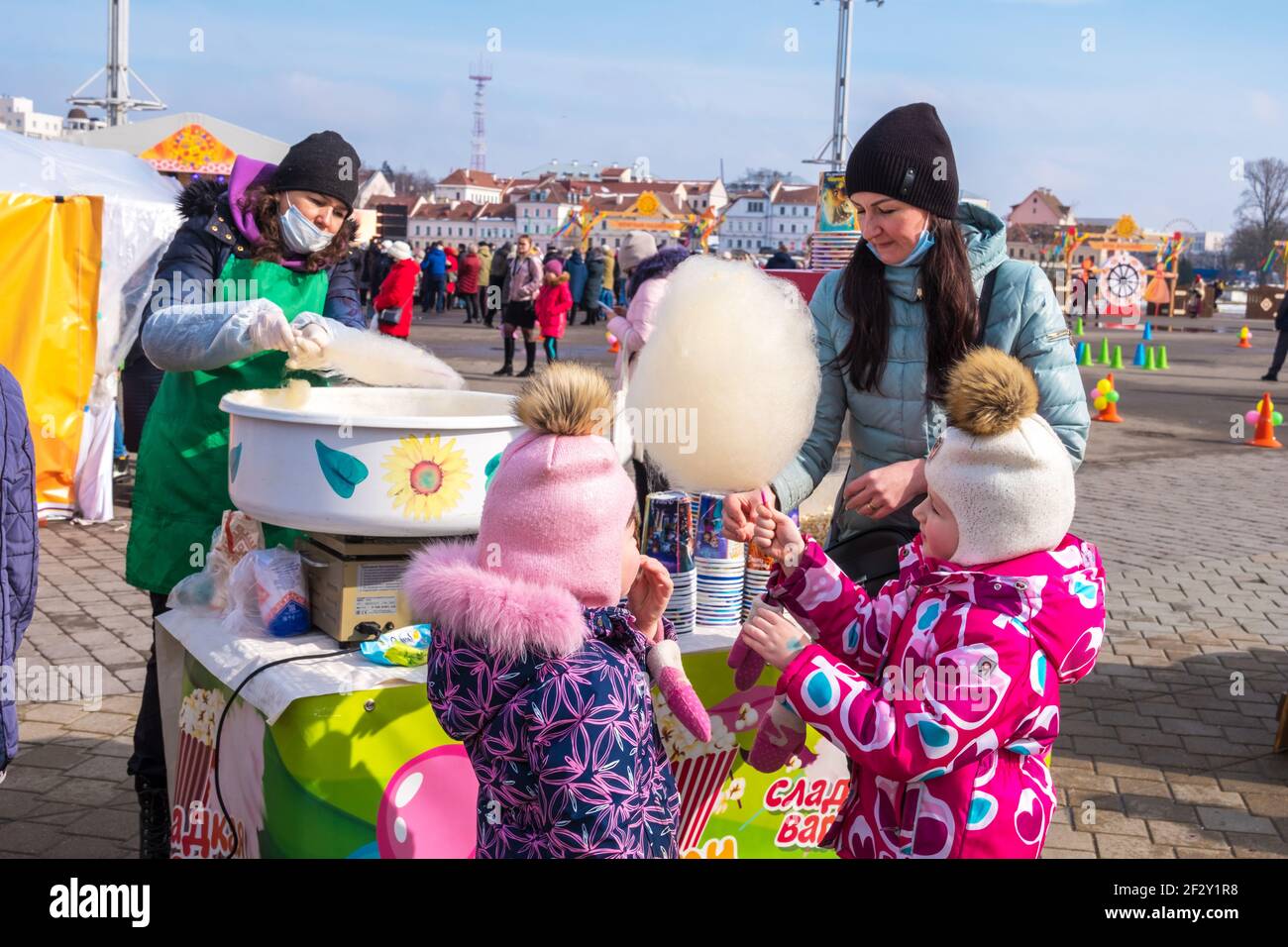 Minsk, Bielorussia - 13 marzo 2021: Maslenitsa vacanza slava. Tradizionale fiera commerciale nel centro di Minsk Foto Stock