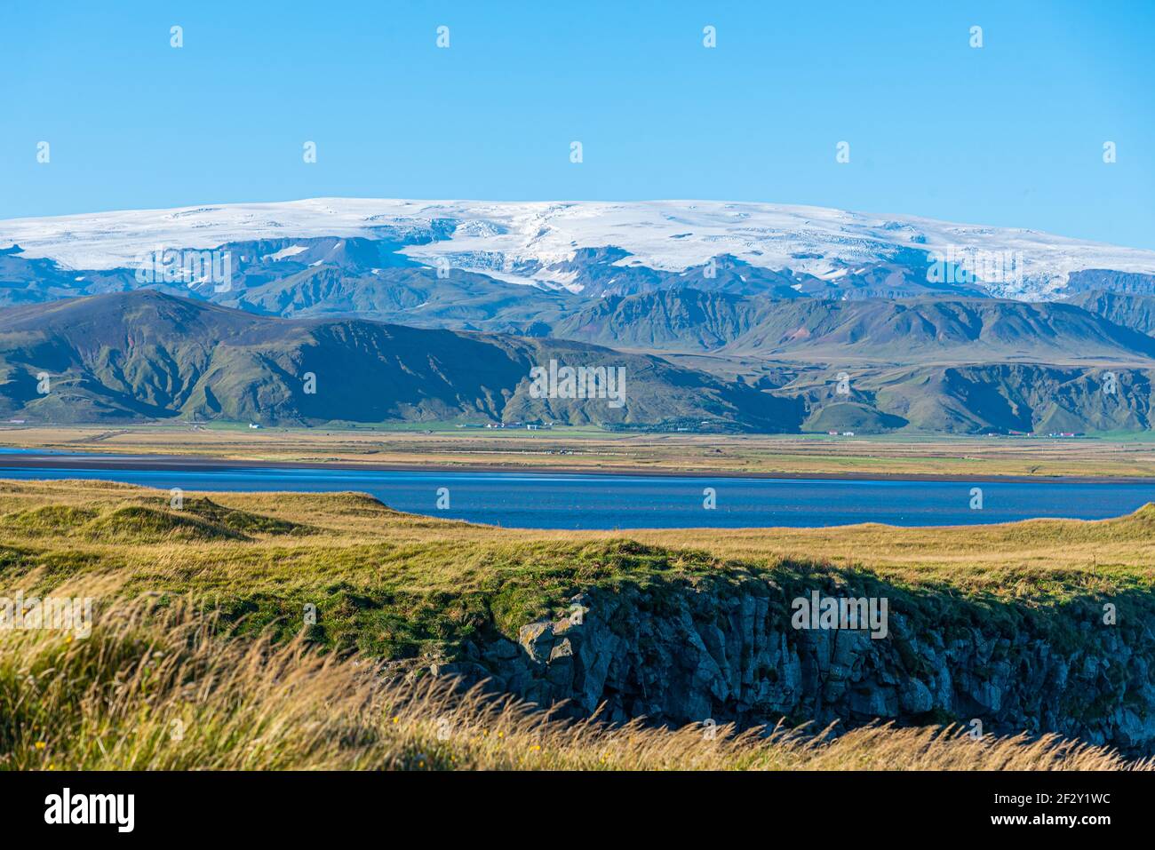 Ghiacciaio che copre il vulcano Katla in Islanda durante il giorno di sole Foto Stock