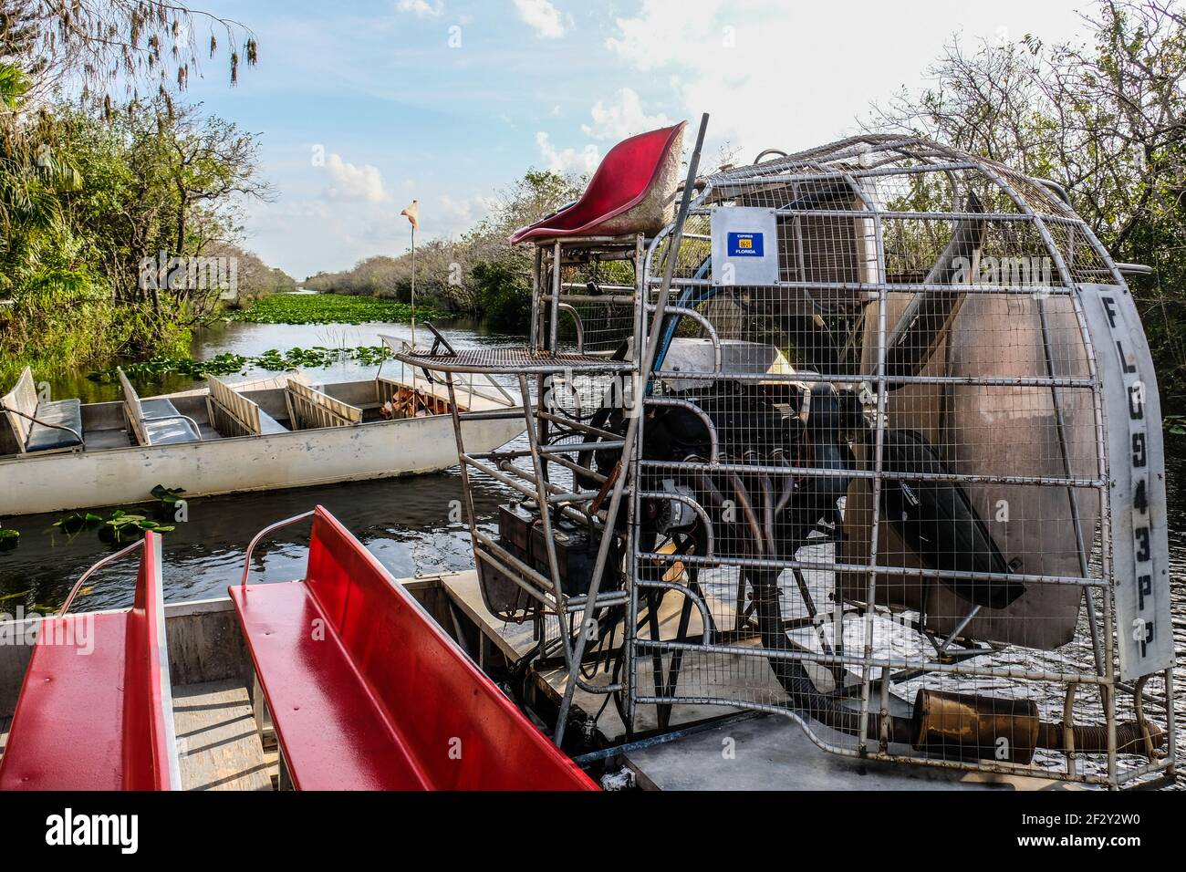 Un Airboat vuoto in Dock al Parco Nazionale Everglades in Florida Foto Stock