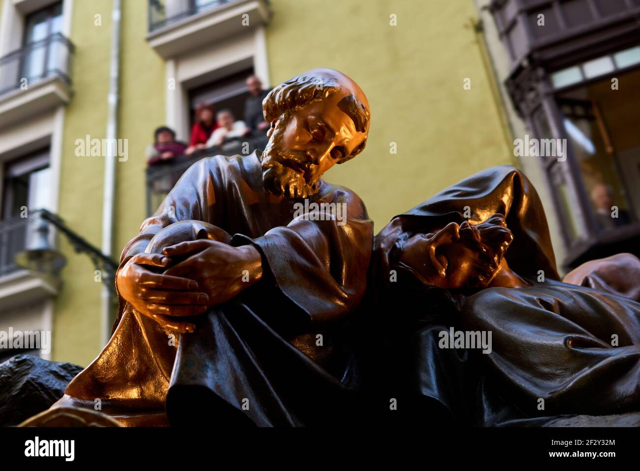 PAMPLONA, NAVARRA SPAGNA 19 2019 APRILE: PROCESSIONE DELLA SETTIMANA SANTA PER LE STRADE DI PAMPLONA Foto Stock