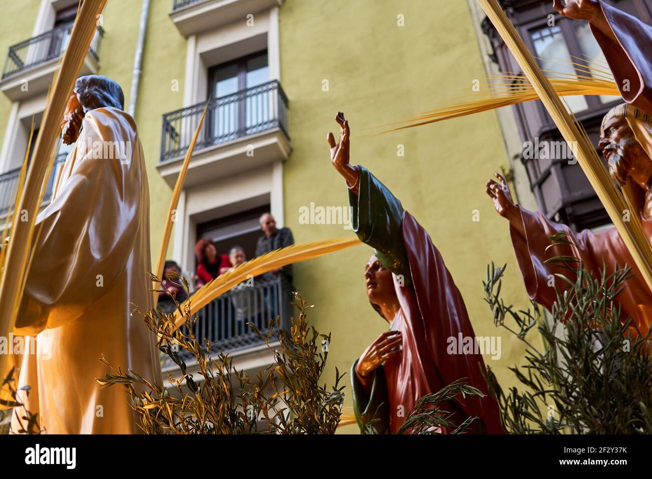 PAMPLONA, NAVARRA SPAGNA 19 2019 APRILE: PROCESSIONE DELLA SETTIMANA SANTA PER LE STRADE DI PAMPLONA Foto Stock