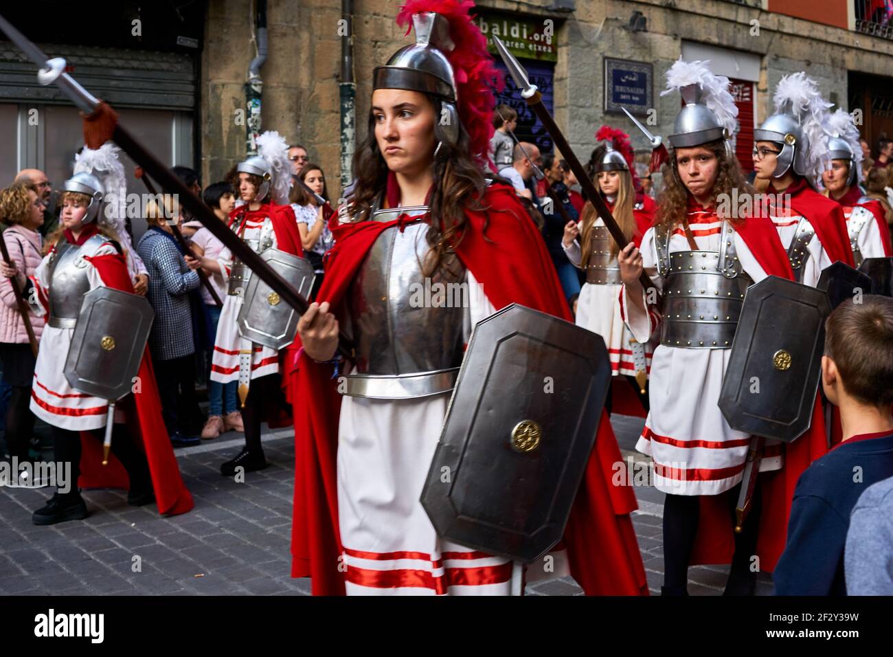 PAMPLONA, NAVARRA SPAGNA 19 2019 APRILE: PROCESSIONE DELLA SETTIMANA SANTA PER LE STRADE DI PAMPLONA Foto Stock