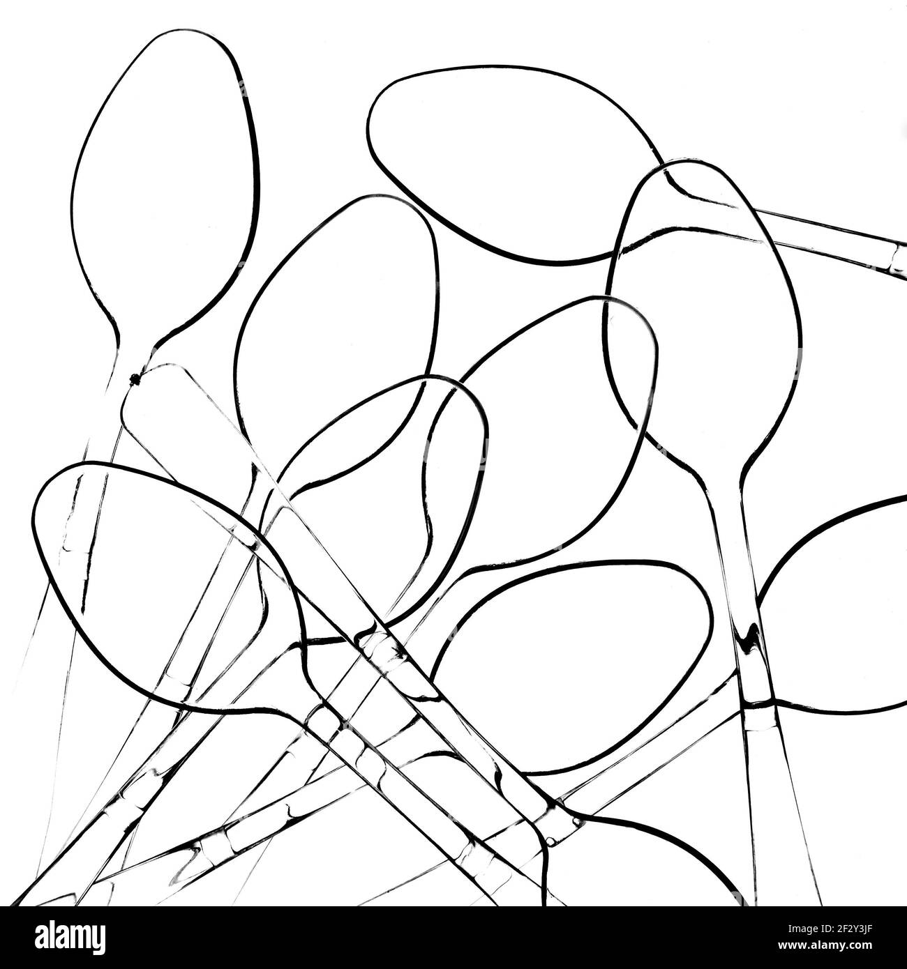 I profili dei cucchiai di plastica su sfondo bianco Foto Stock