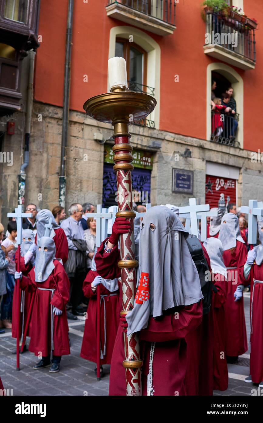 PAMPLONA, NAVARRA SPAGNA 19 2019 APRILE: PROCESSIONE DELLA SETTIMANA SANTA PER LE STRADE DI PAMPLONA Foto Stock