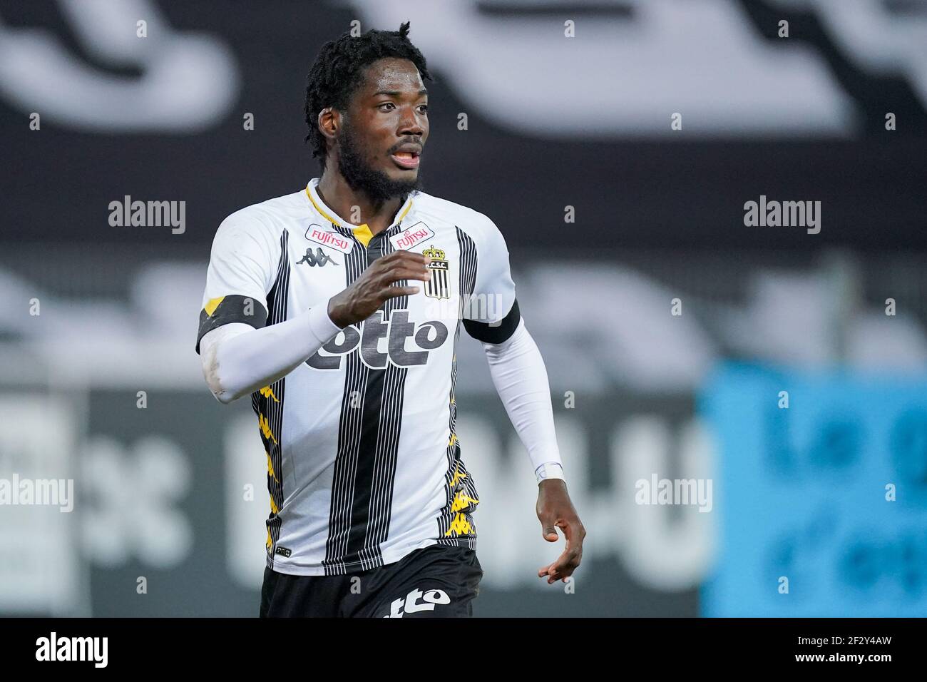 CHARLEROI, BELGIO - MARZO 12: Shamar Nicholson di Sporting Charleroi durante la partita della Jupiler Pro League tra Charleroi e Club Brugge allo Stade d Foto Stock