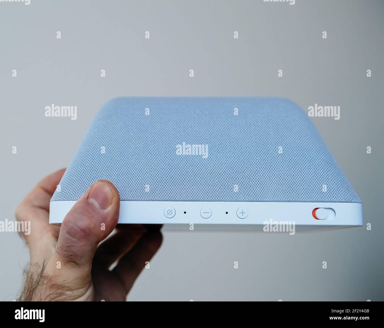 POV maschio mano tenendo nuovo Amazon Echo Show Smart speaker Che fa parte di Amazon Echo Foto Stock