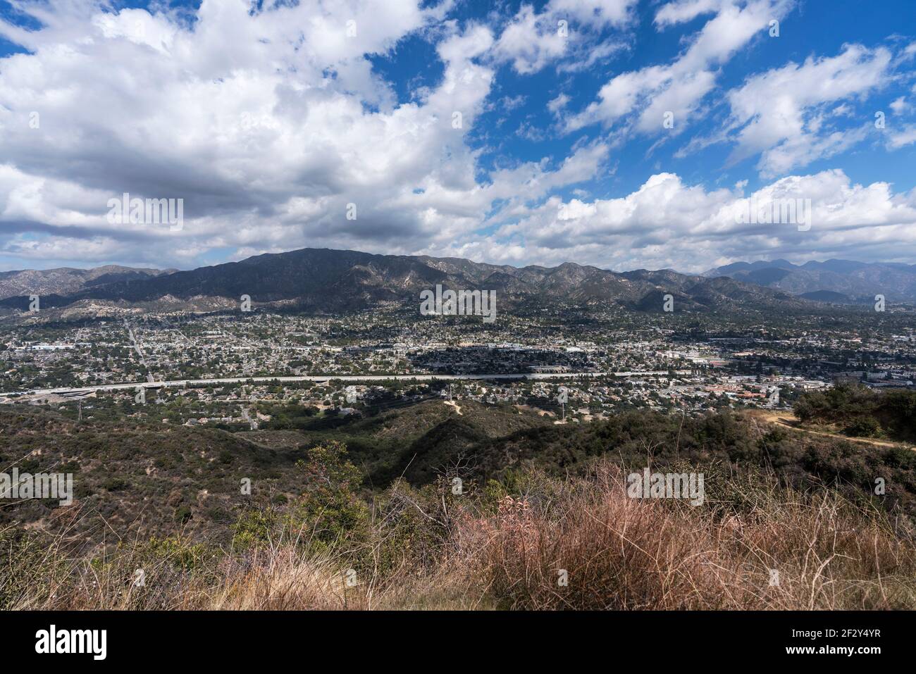 Vista verso il monte Lukens, la superstrada 210, la Crescenta, Montrose e Glendale nella contea di Los Angeles, California. Foto Stock