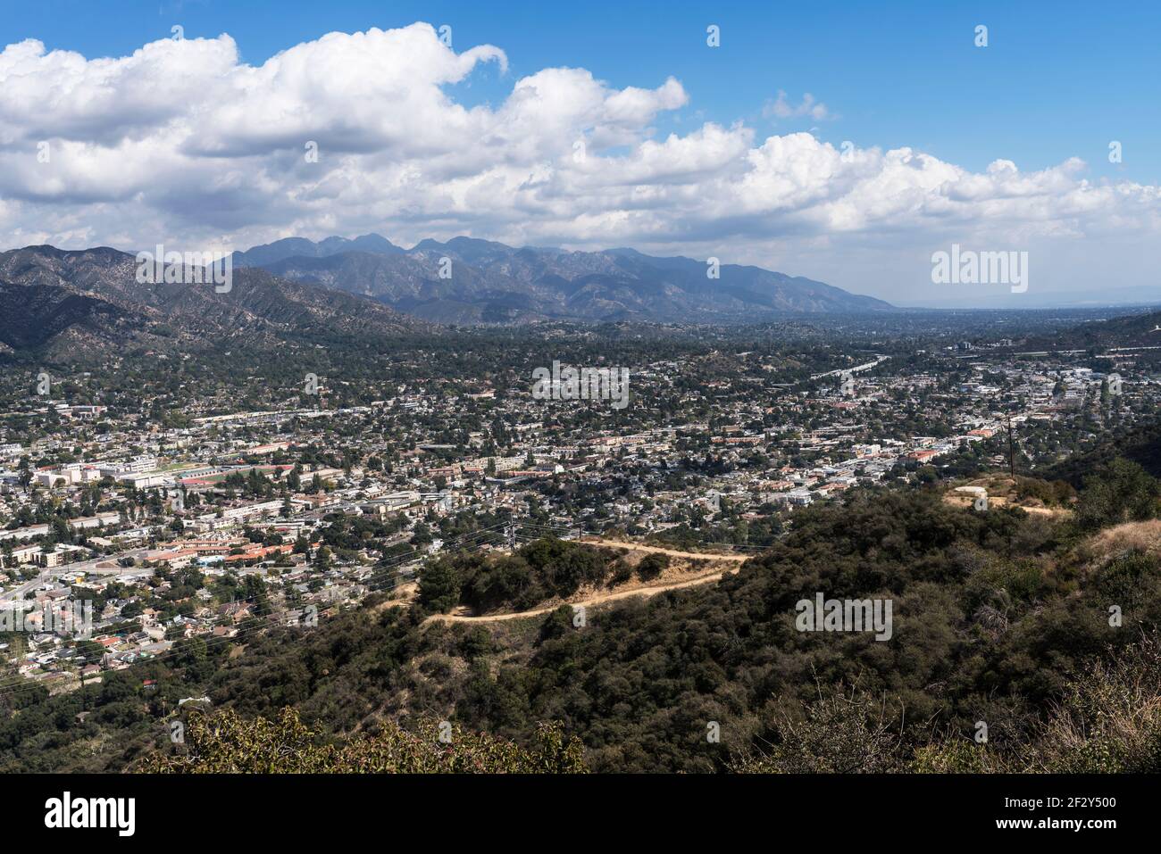 Vista panoramica delle case e delle strade di la Crescenta, Montrose e Glendale nella contea di Los Angeles, California. Foto Stock