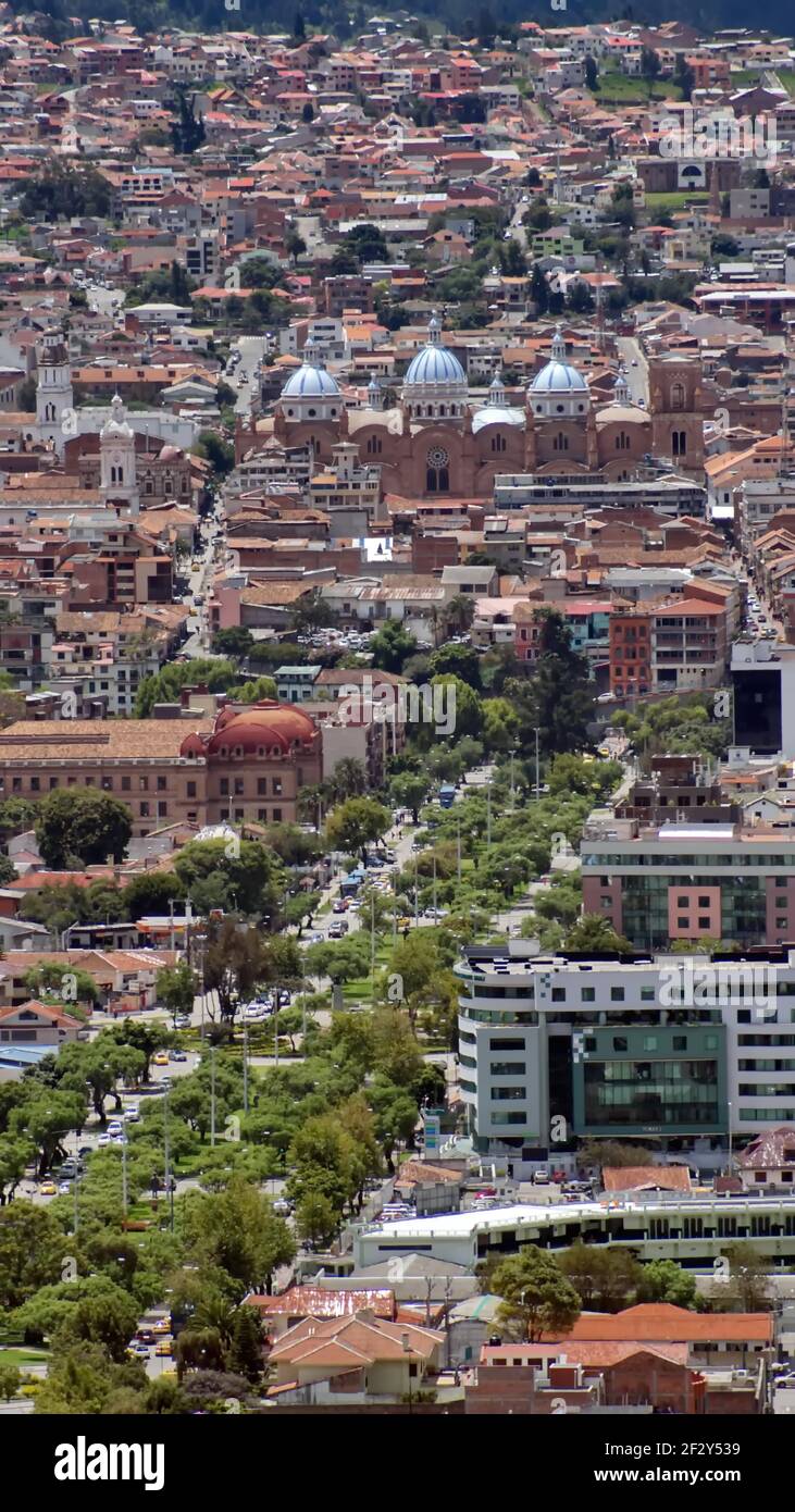 Vista panoramica della nuova cattedrale e della città vecchia, Cuenca, Ecuador, con un ampio viale alberato che lo attraversa Foto Stock