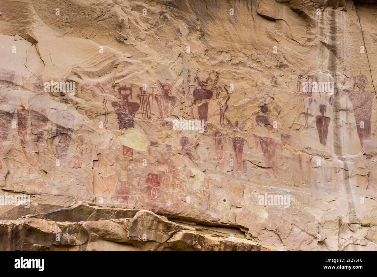 Grande pannello di pittogrammi in stile Barrier Canyon creato dai popoli nativi americani durante il periodo arcaico 1,500 a 4,000 anni fa, Sego Canyon, USA Foto Stock