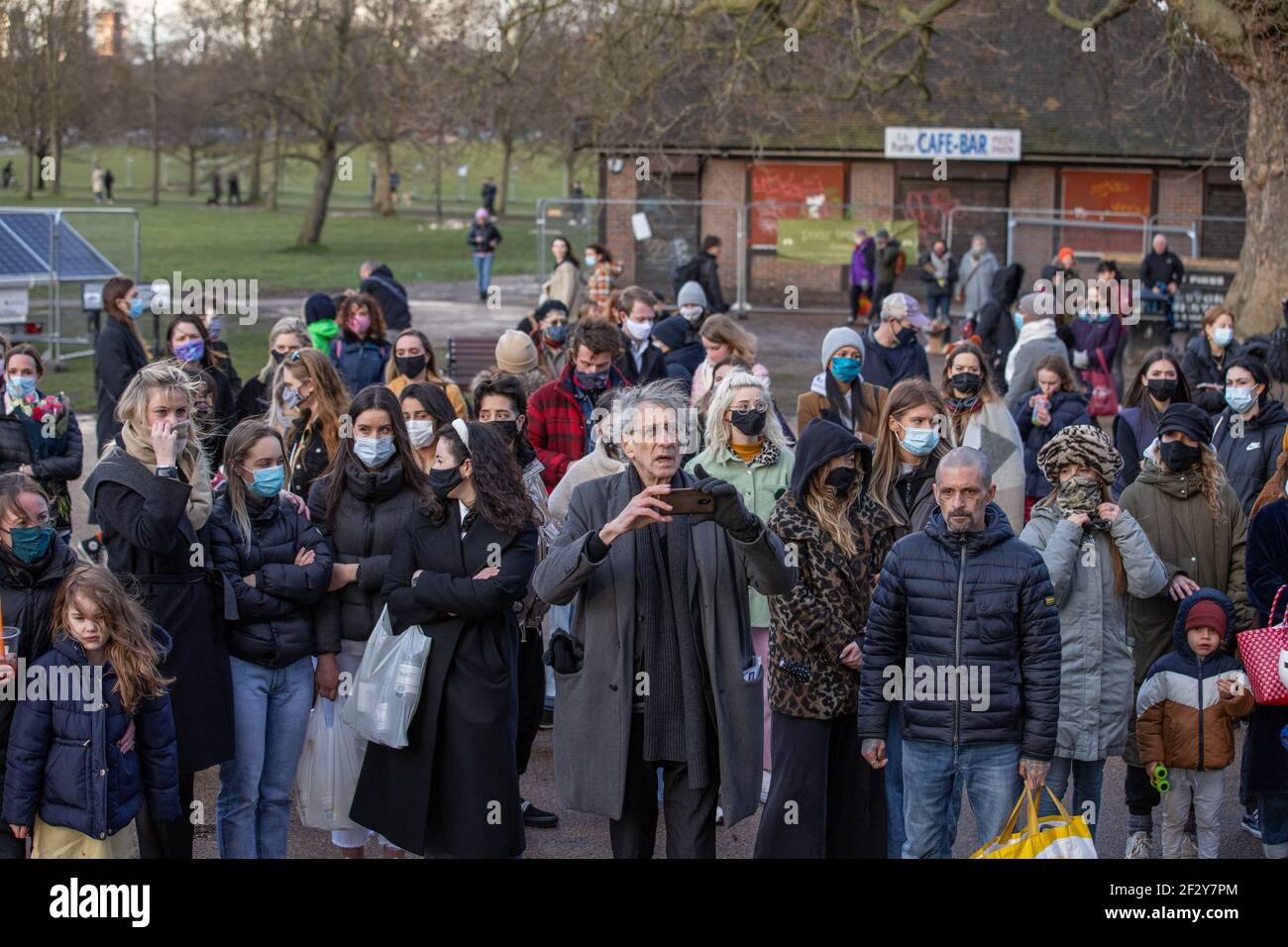 Londra, Regno Unito. 13 Marzo 2021. Piers Corbyn visto durante la veglia per Sarah Everard tenuto a Clapham Common. Sarah Everard, di 33 anni, stava camminando verso la sua casa a Brixton quando fu rapita e uccisa. (Foto di Phil Lewis/SOPA Images/Sipa USA) Credit: Sipa USA/Alamy Live News Foto Stock