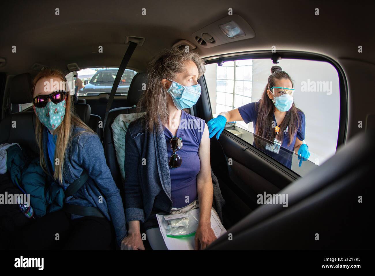 Una donna riceve un colpo di Covid-19 in un'unità di Sutter Health attraverso il sito di vaccinazione a Santa Cruz, California. Marzo 2021 Foto Stock