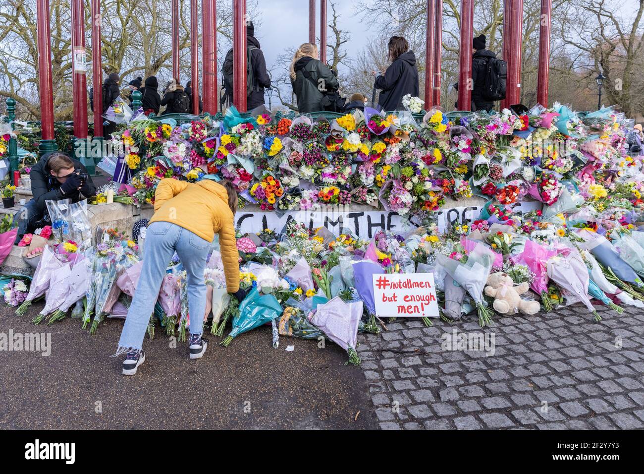 Londra, Regno Unito. 13 Marzo 2021. Un londoner che getta fiori per rendere omaggio durante la veglia per Sarah Everard che si tiene a Clapham Common.33 anni Sarah Everard stava camminando verso la sua casa a Brixton quando è stata rapita e assassinata da un ufficiale della polizia metropolitana di Londra. Credit: SOPA Images Limited/Alamy Live News Foto Stock