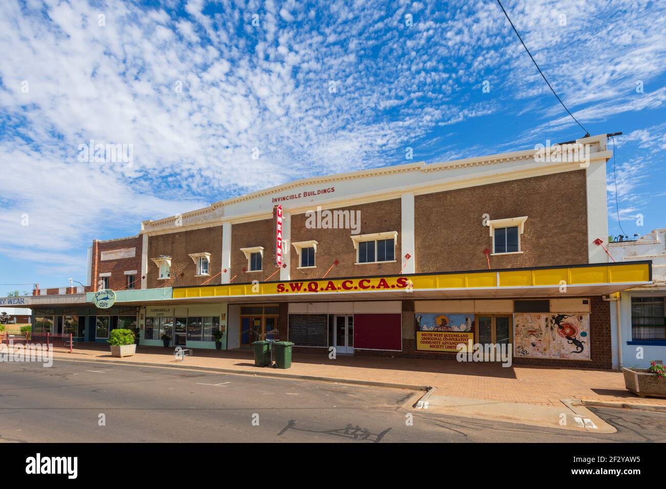 Vista degli edifici Invincible in Cunnamulla strada principale, una piccola città rurale nel Paroo Shire, Queensland, QLD, Australia Foto Stock