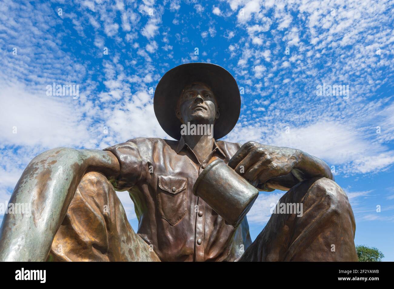 Primo piano della statua di Cunnamulla Fella, un personaggio reso famoso da Slim Dusty, Cunnamulla, Queensland, QLD, Australia Foto Stock