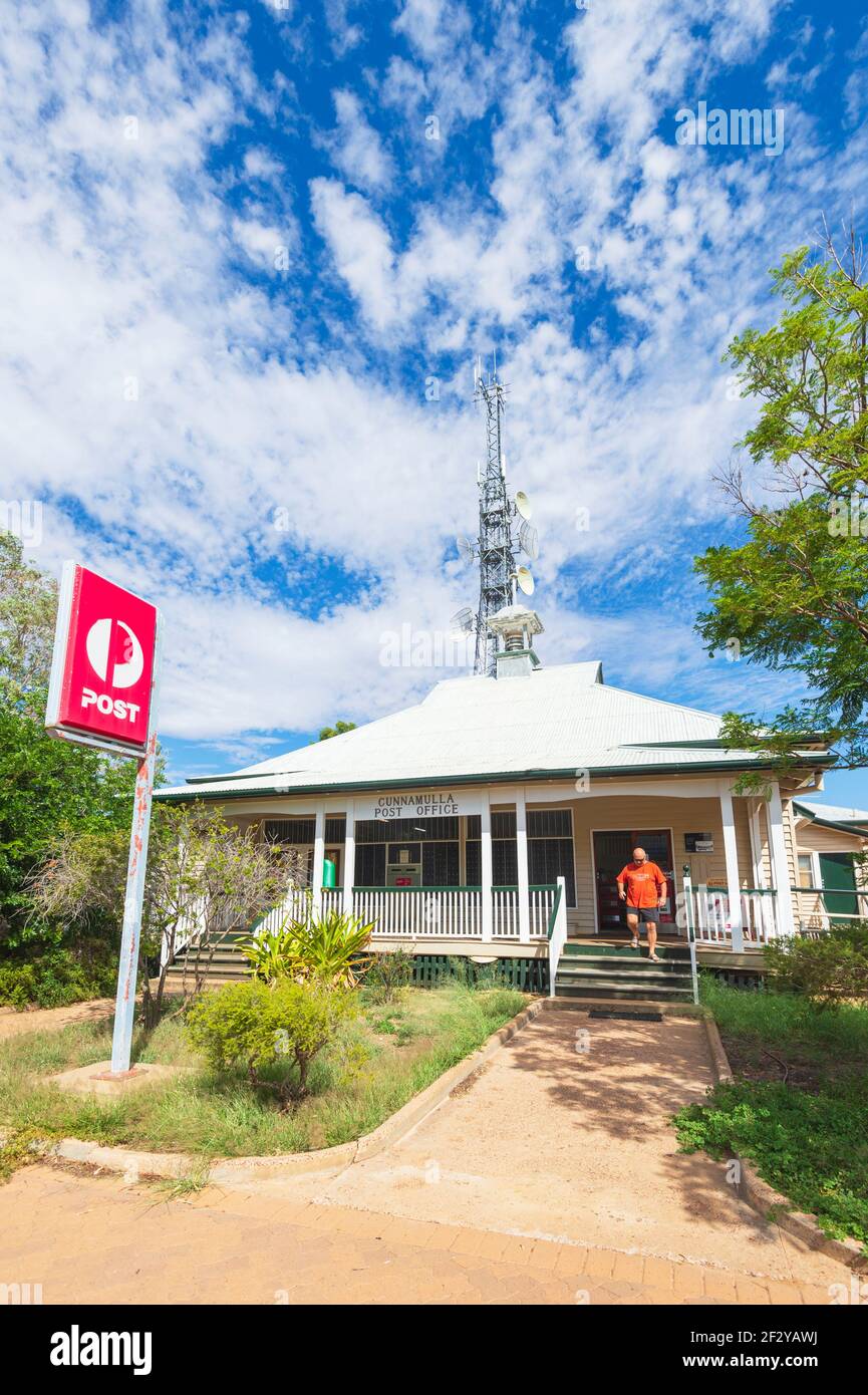 Una persona che esce dall'Ufficio postale di Cunnamulla situato in una vecchia e pittoresca Queenslander House, Cunnamulla, Queensland, QLD, Australia Foto Stock