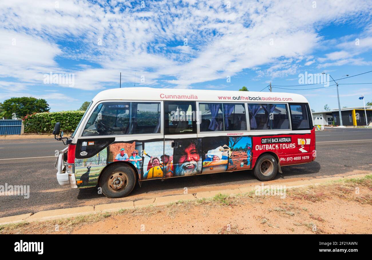 Tour guidato mini-bus che porta i turisti a Outback, Cunnamulla, una piccola cittadina rurale nel Paroo Shire, Queensland, QLD, Australia Foto Stock