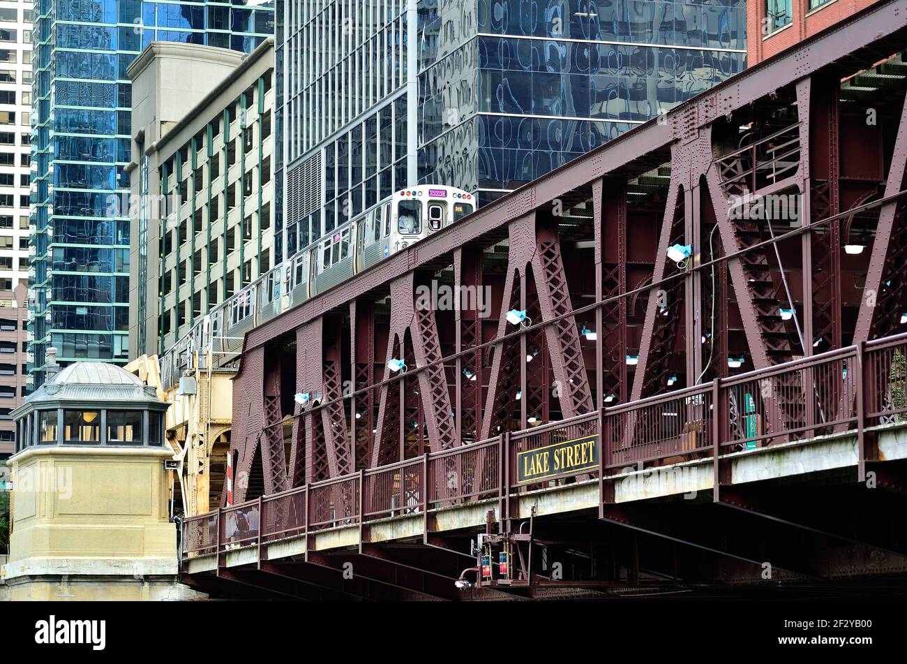 Chicago, Illinois, Stati Uniti. Un treno Pink Line CTA che attraversa il Lake Street Bridge che attraversa il fiume Chicago appena esce dal Loop. Foto Stock