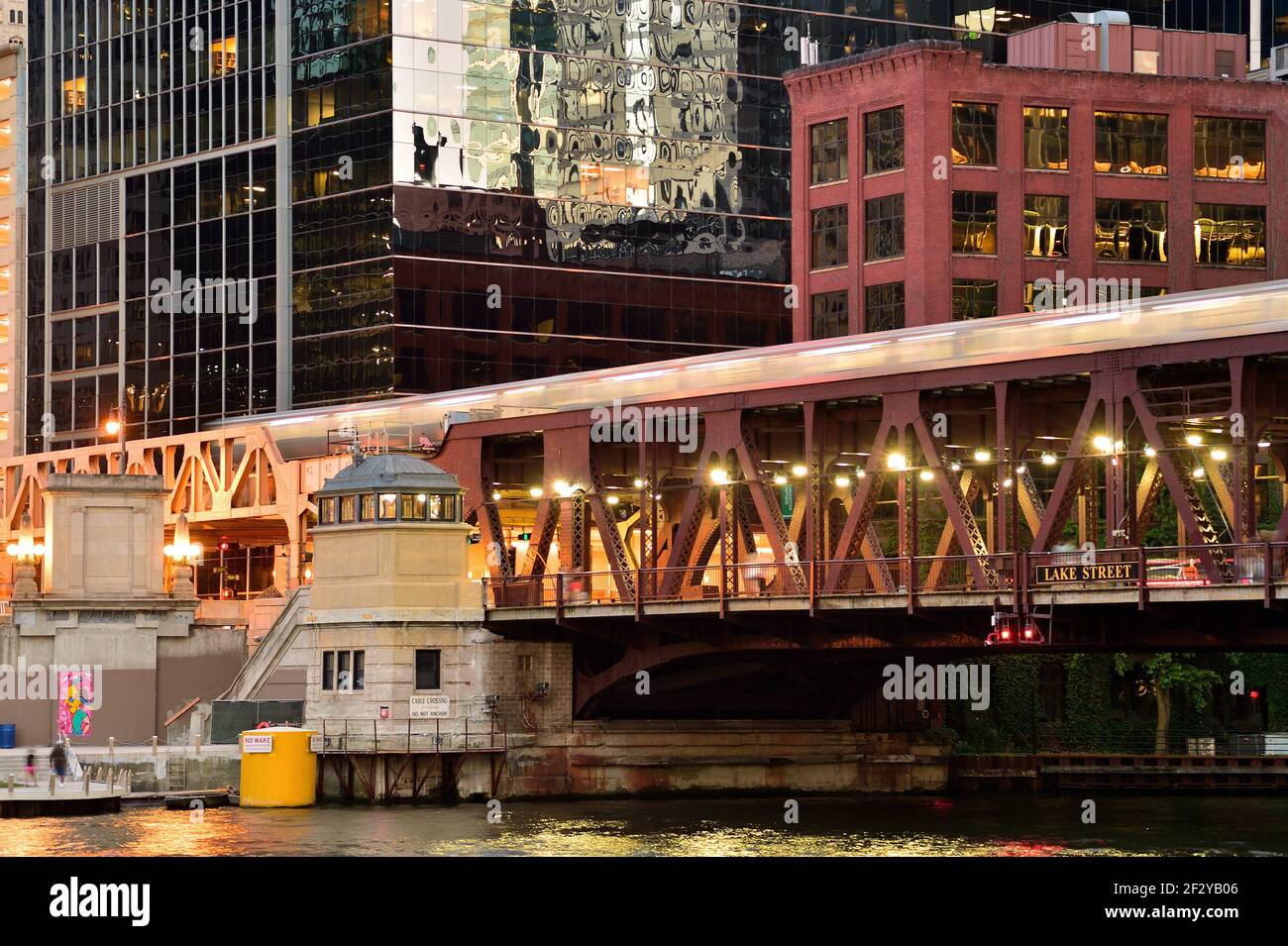 Chicago, Illinois, Stati Uniti. Un treno CTA 'L' che attraversa il fiume Chicago sul Lake Street Bridge appena esce dal Loop Foto Stock