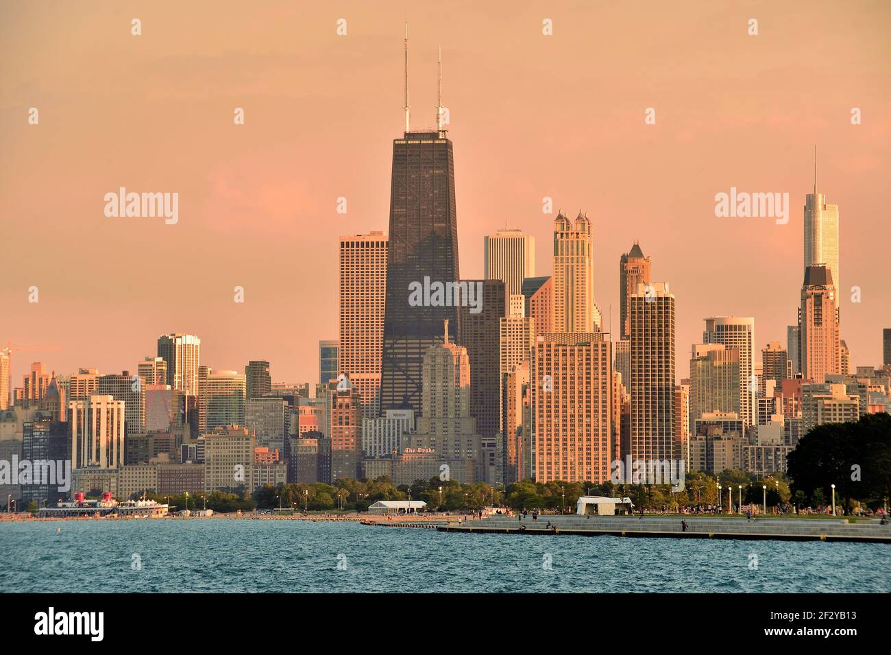 Chicago, Illinois, USA.non molto prima che la luce del tramonto sia gettata nelle nuvole e rifletta fuori di un certo numero di edifici nello skyline in una serata estiva. Foto Stock
