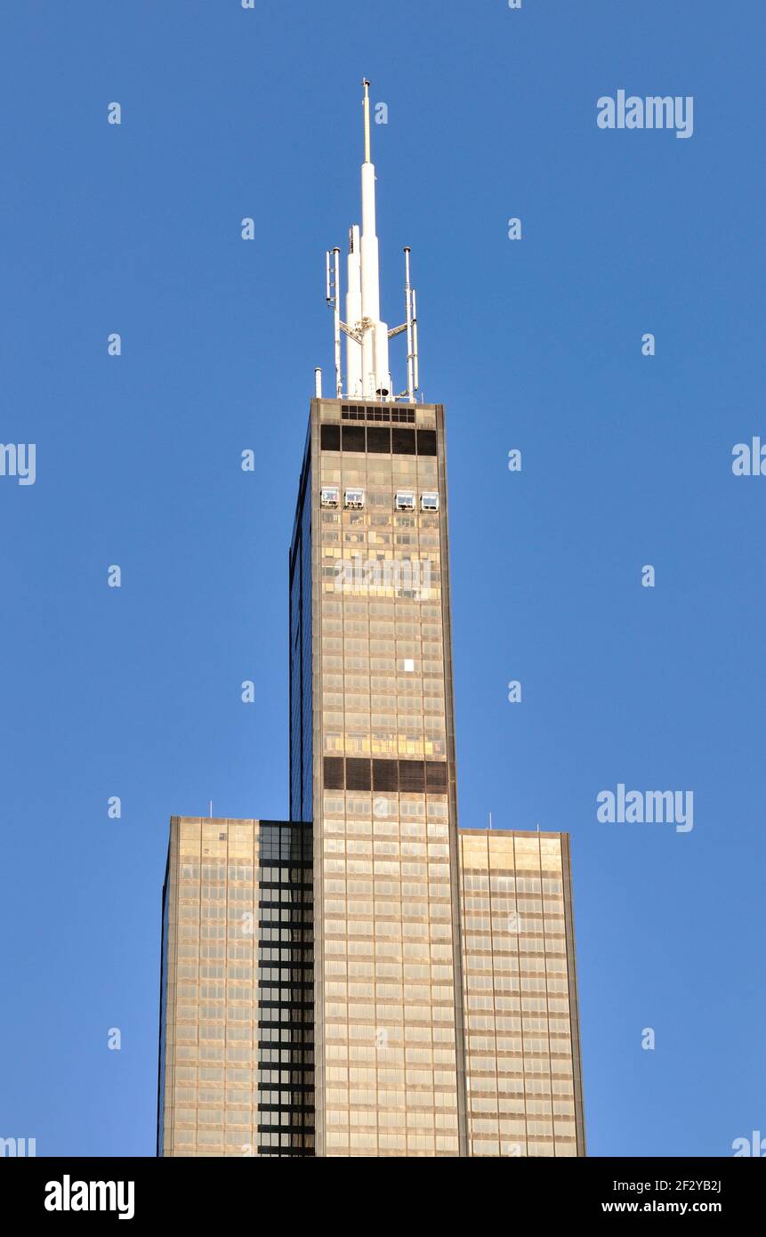 Chicago', Illinois, Stati Uniti. Willis Tower (ex Sears Tower) crogiolarsi al sole del tardo pomeriggio in una giornata estiva. Foto Stock