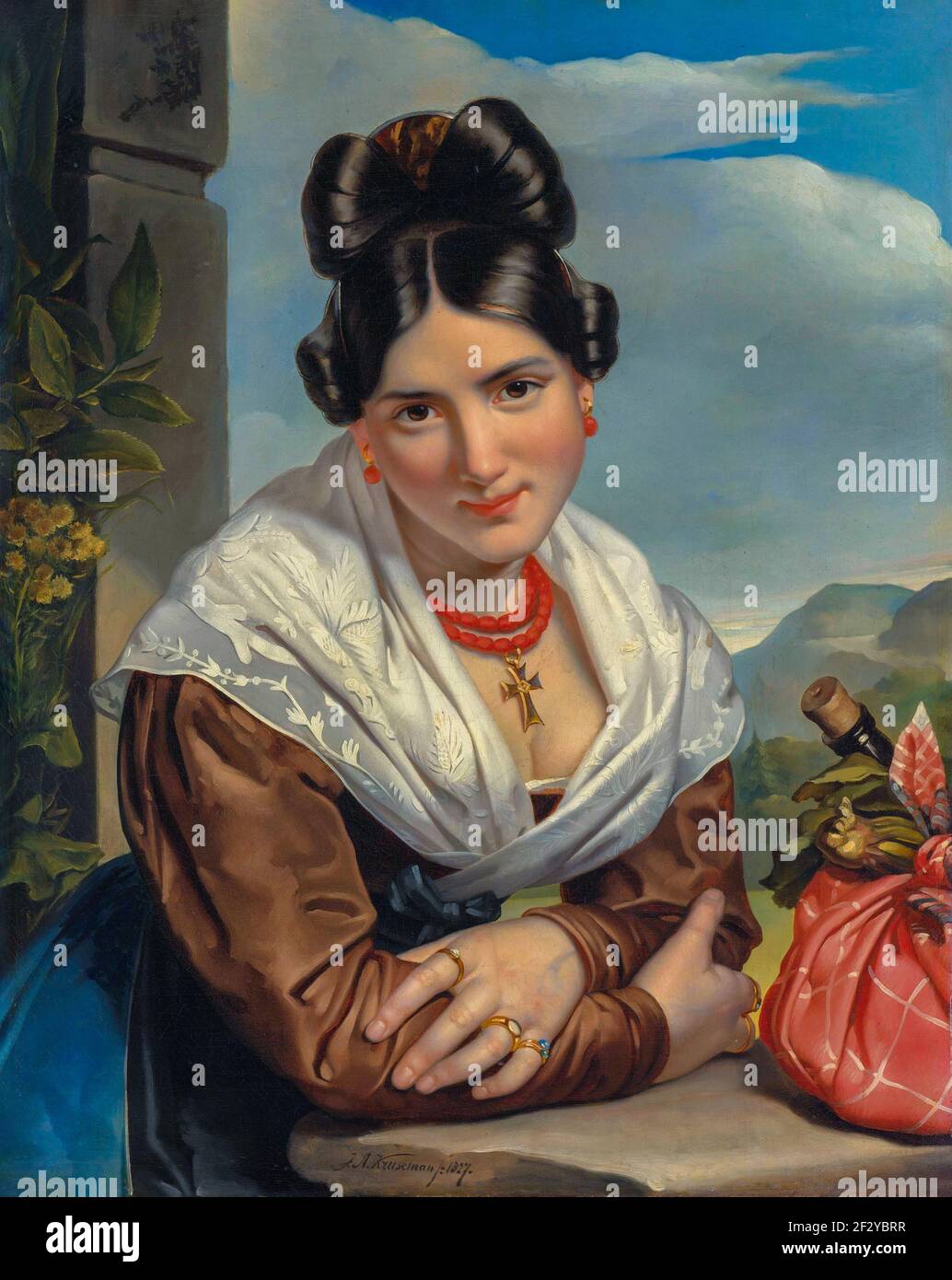 giovane donna, sorridente, appoggiata con le braccia su una balaustra di pietra. A destra un mazzo con una bottiglia di vino, legato in un panno. Foto Stock
