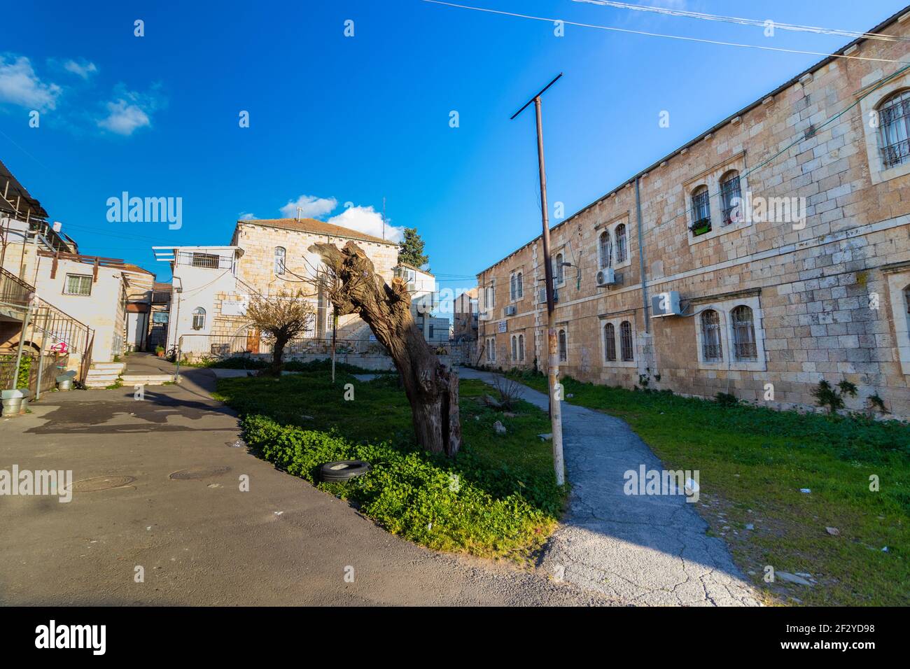 gerusalemme-israele. 05-03-2021. Giardino e vecchie case nel vecchio e famoso quartiere di Nachlaot Foto Stock