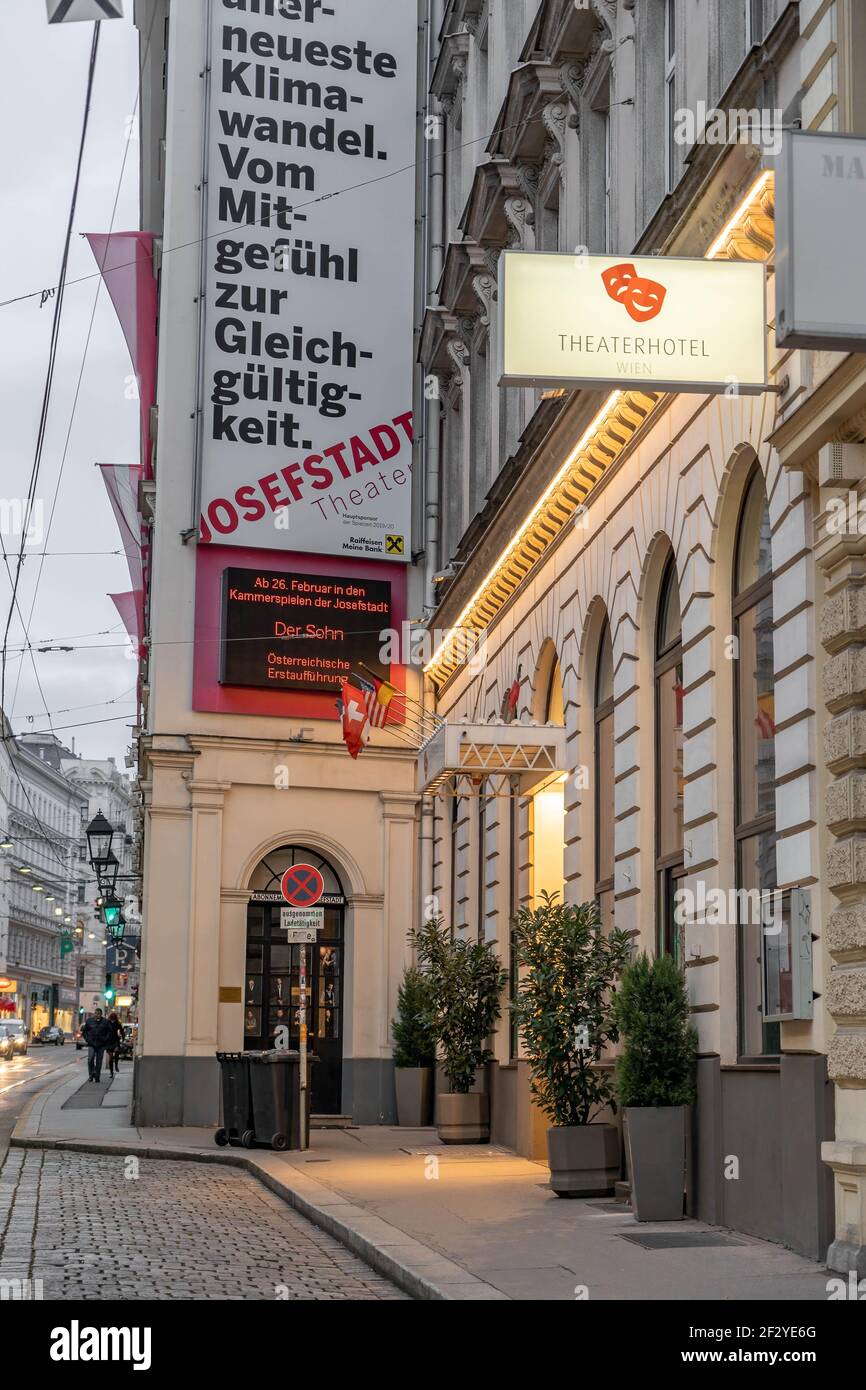 Vienna, Austria - 7 febbraio 2020: Facciata del Teatro in der Josefstadt nel centro della città in prima mattina in inverno Foto Stock