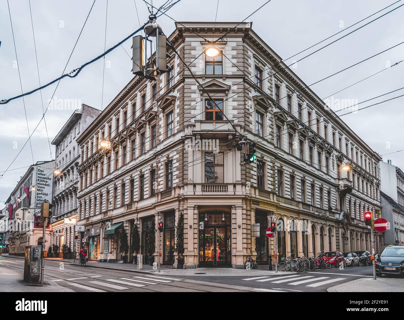 Vienna, Austria - 7 febbraio 2020: Facciata dell'edificio nel centro della città in prima mattina d'inverno Foto Stock