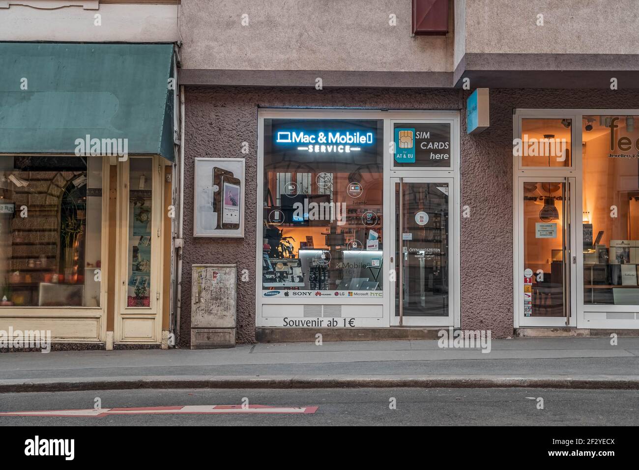 Vienna, Austria - 7 febbraio 2020: Negozio di riparazione Mac Mobile in via Josefstadt nel centro della città in inverno Foto Stock