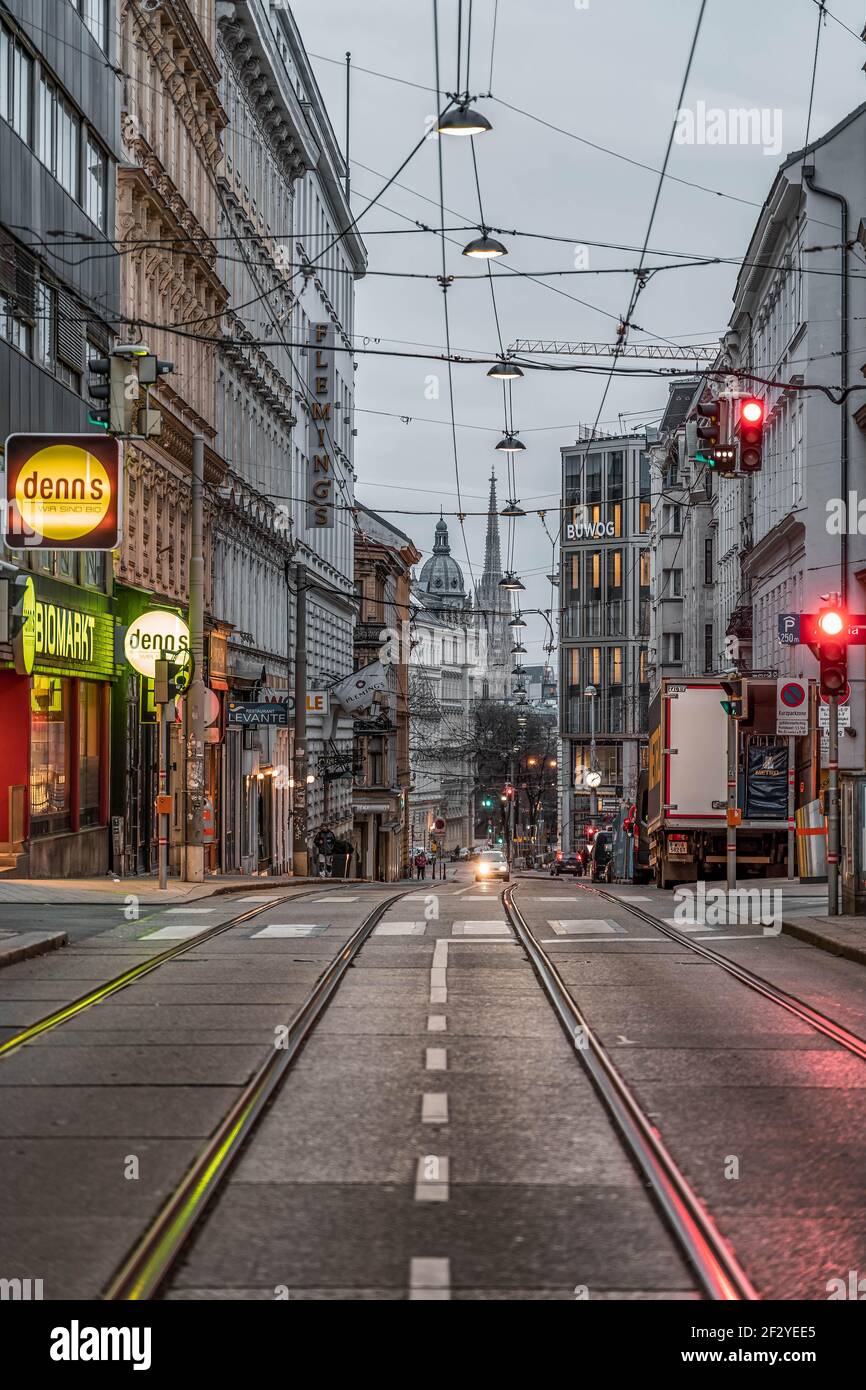Vienna, Austria - 7 febbraio 2020: Via Josefstadt vuota nelle prime ore del mattino Foto Stock