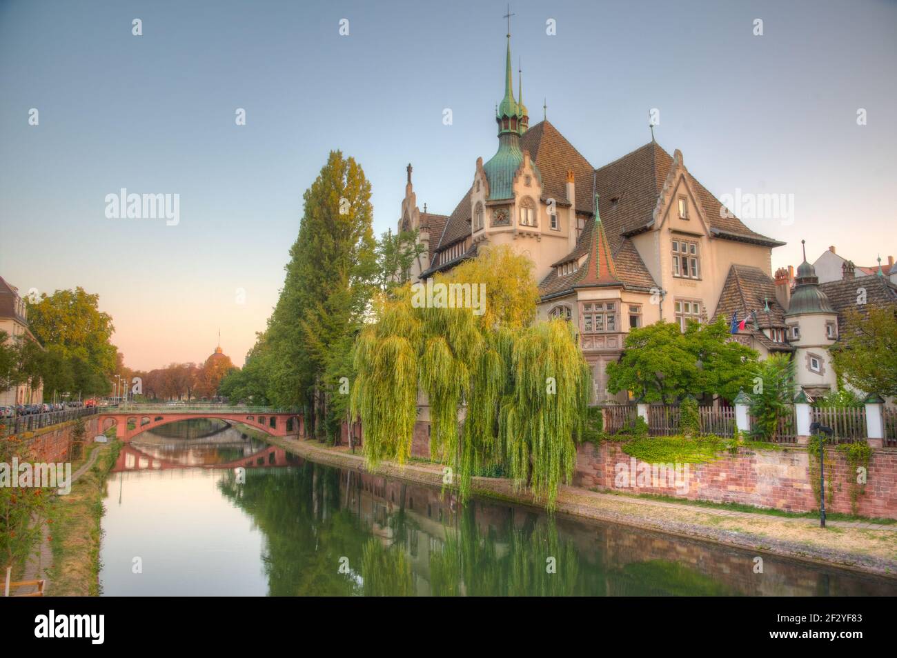 Lycee International des Pontonniers visto durante l'alba a Strasburgo, Francia Foto Stock