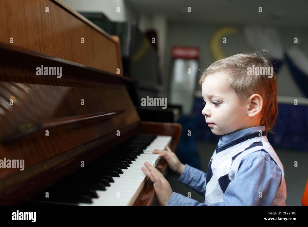 Bambino che suona il pianoforte in classe Foto stock - Alamy