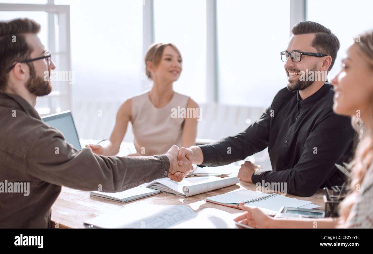 i giovani imprenditori lavorano in un ufficio moderno Foto Stock