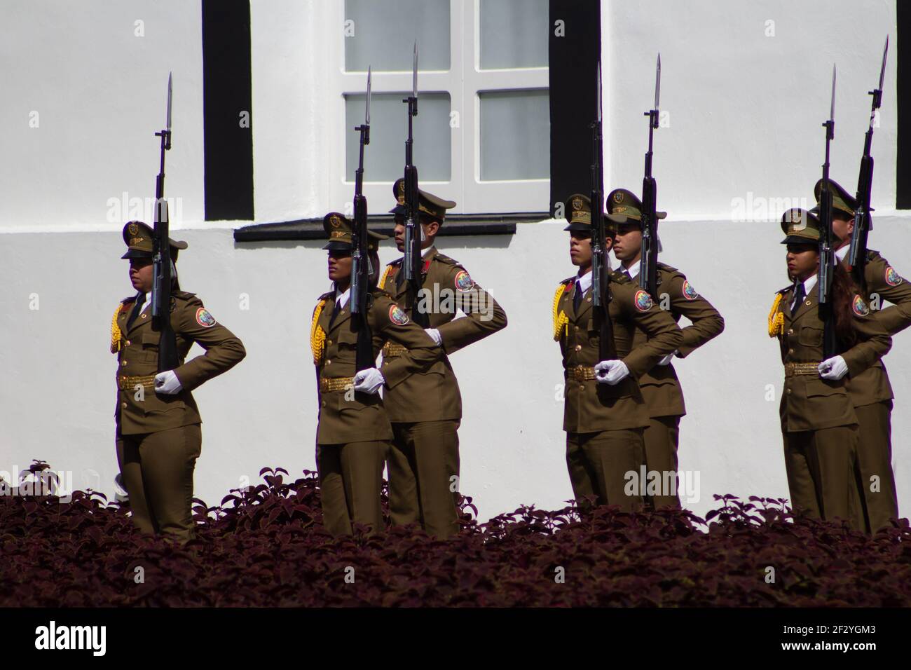 SANTIAGO DE CUBA, CUBA - 23 FEBBRAIO 2019 cambiare la guardia con un soldato in piedi all'attenzione del Cimitero di Santa Ifigenia Foto Stock