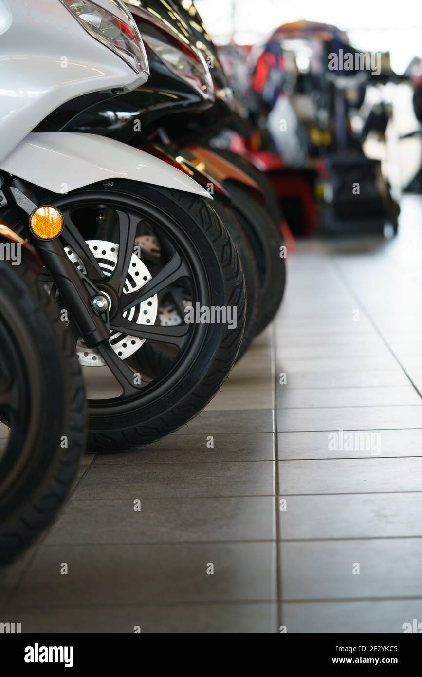 Un certo numero di scooter in vendita nel negozio Foto Stock
