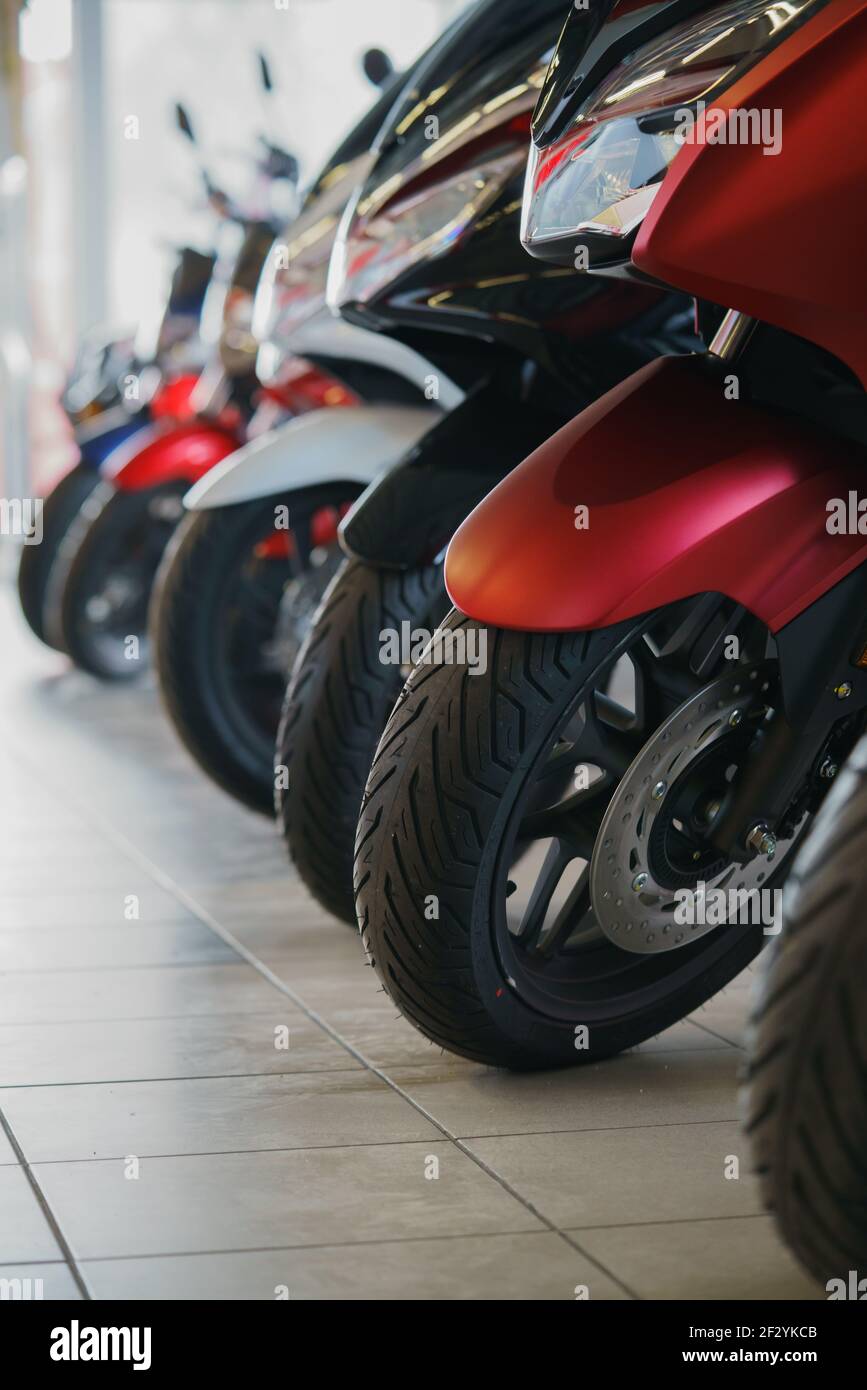 Un certo numero di scooter in vendita nel negozio Foto Stock