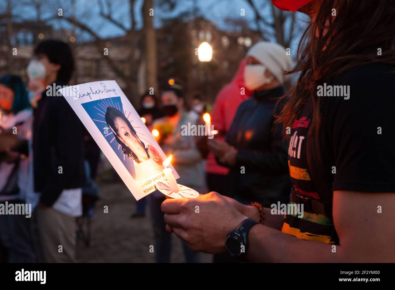 Washington, DC, USA, 13 marzo 2021. Nella foto: Un uomo tiene una candela e firma a una veglia a lume di candela per Breonna Taylor. La veglia ha segnato il primo anniversario dell'uccisione di Taylor da parte degli ufficiali della polizia di Louisville, e ha chiesto loro di essere ritenuti responsabili della sua morte. Credit: Alison C Bailey/Alamy Live News Foto Stock