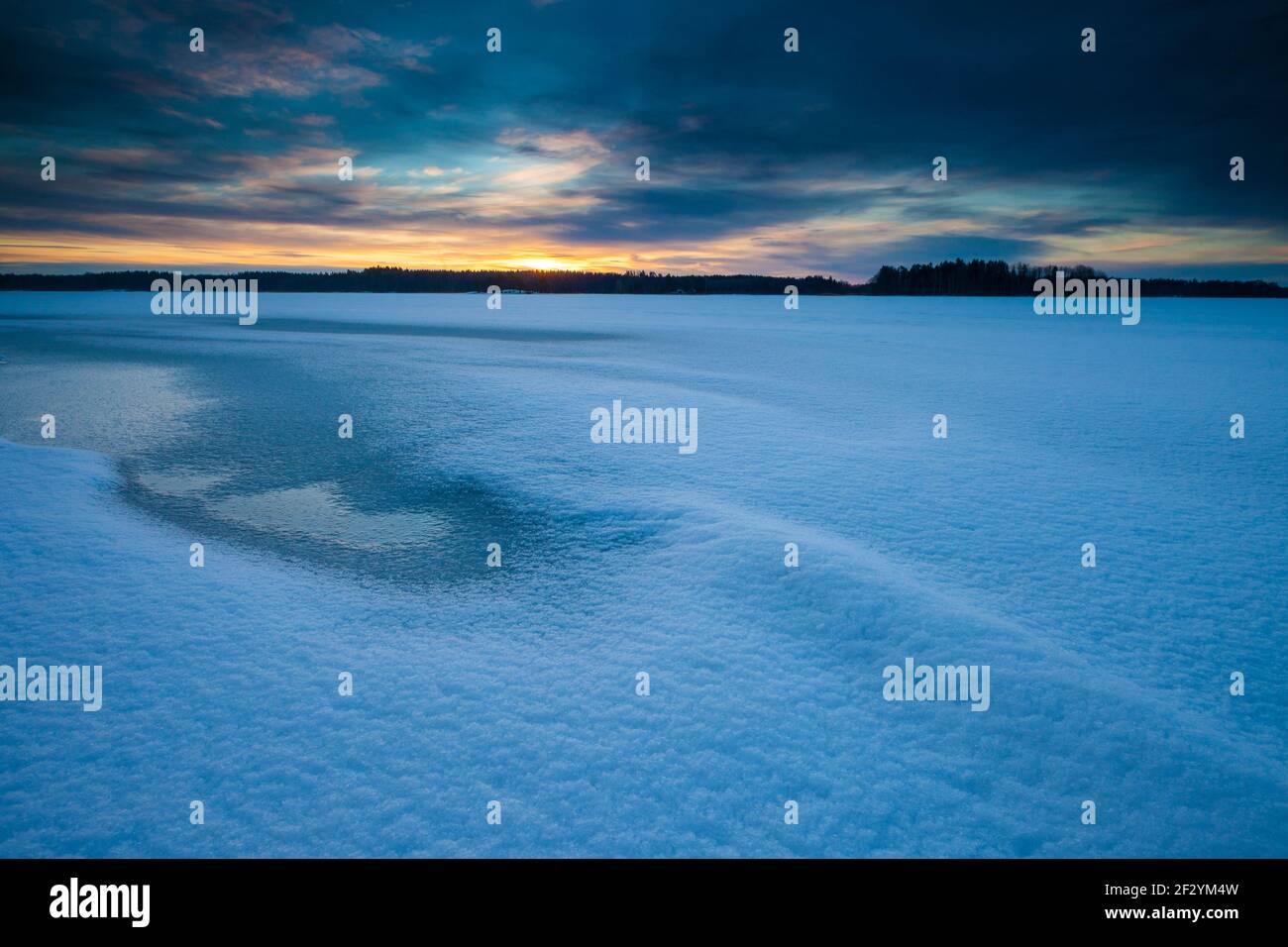 Mattina di inizio inverno con ghiaccio e formazioni di neve al lago Vansjø a Østfold, Norvegia. Foto Stock