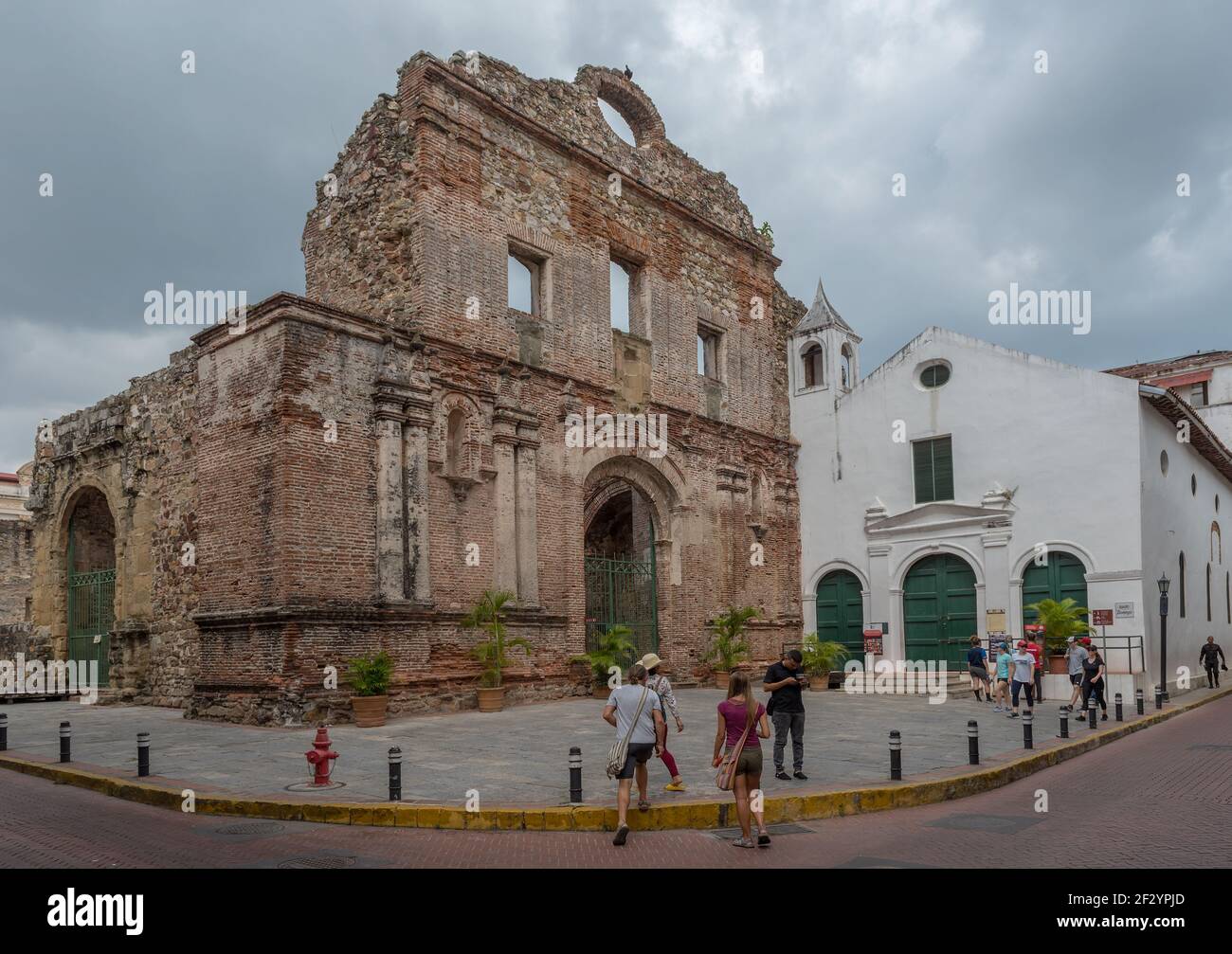 Rovine della chiesa di Santo Domingo a casco Viejo, il quartiere storico di Panama City, Panama Foto Stock