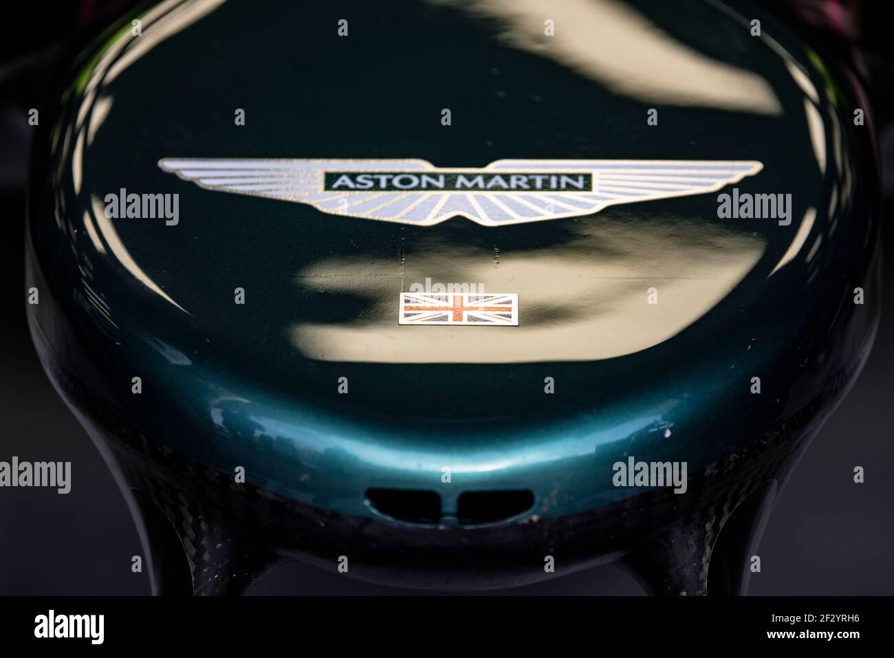 Naso della vettura da corsa AMR21, Aston Martin F1, durante le giornate di test pre-stagione a Sakhir, Bahrain, 12 marzo 2021 Foto Stock