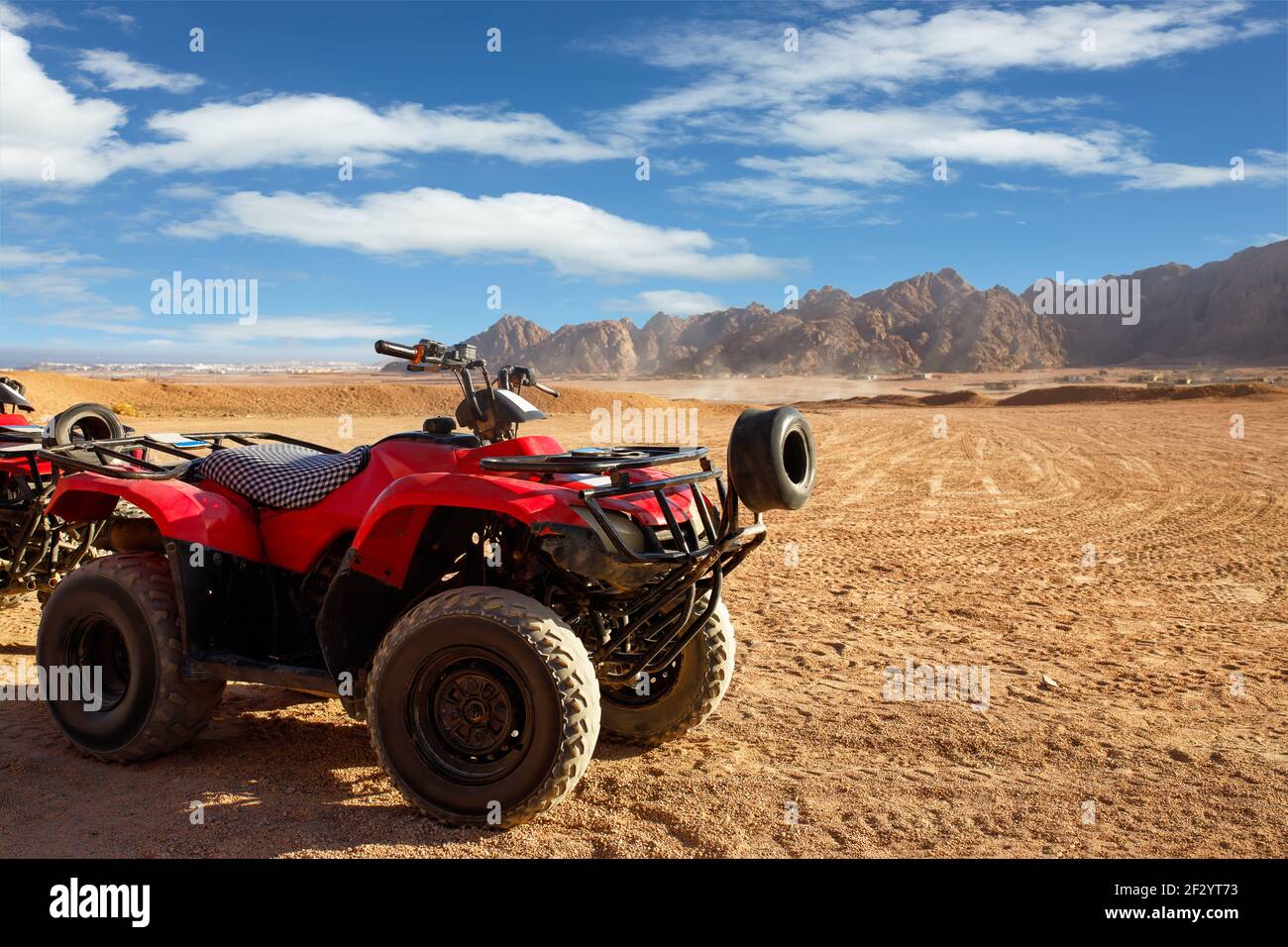 quad rosso singolo nel deserto egiziano Foto Stock