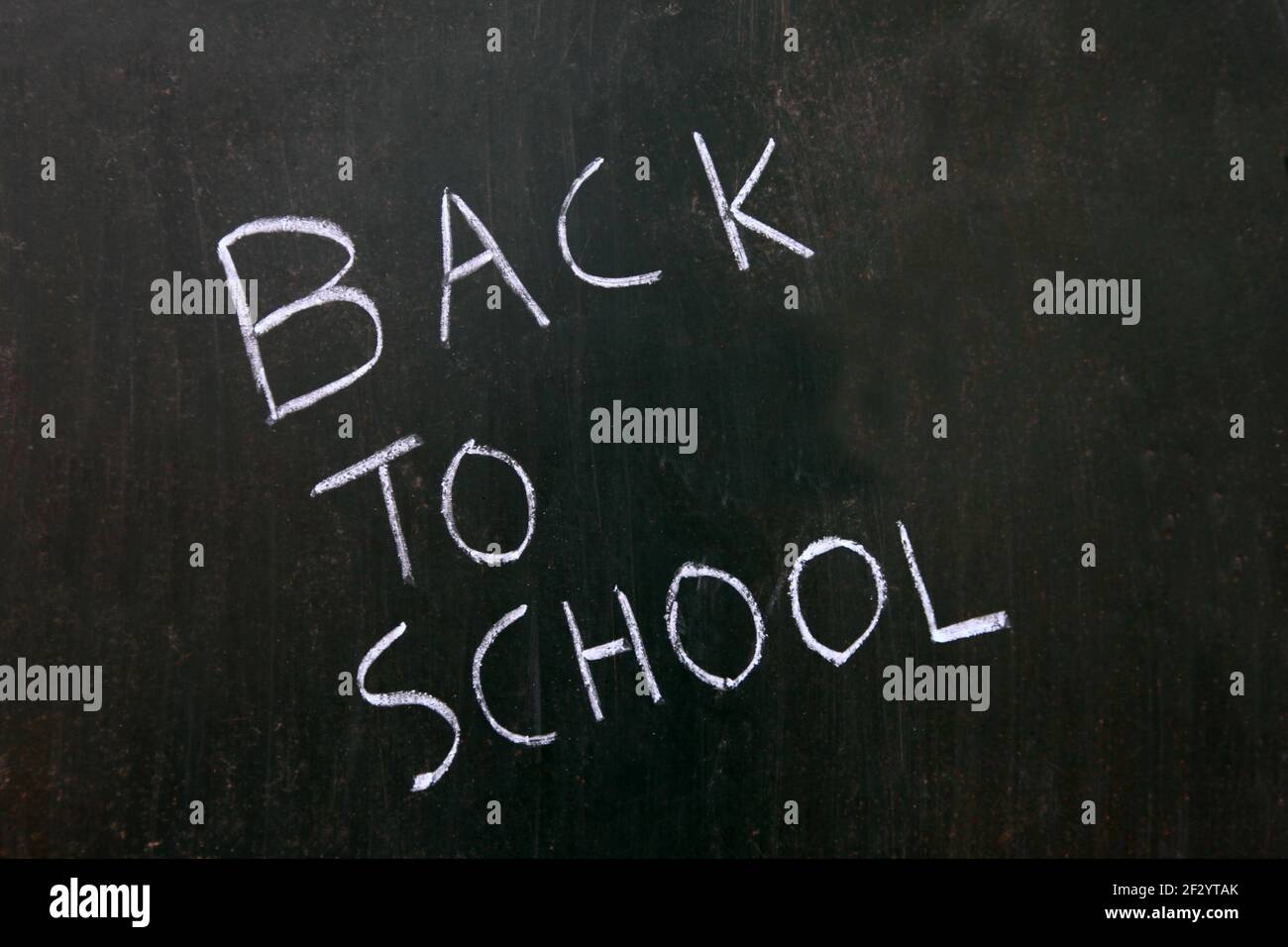 Si torna a scuola scritto su una scheda di Chalk Foto Stock