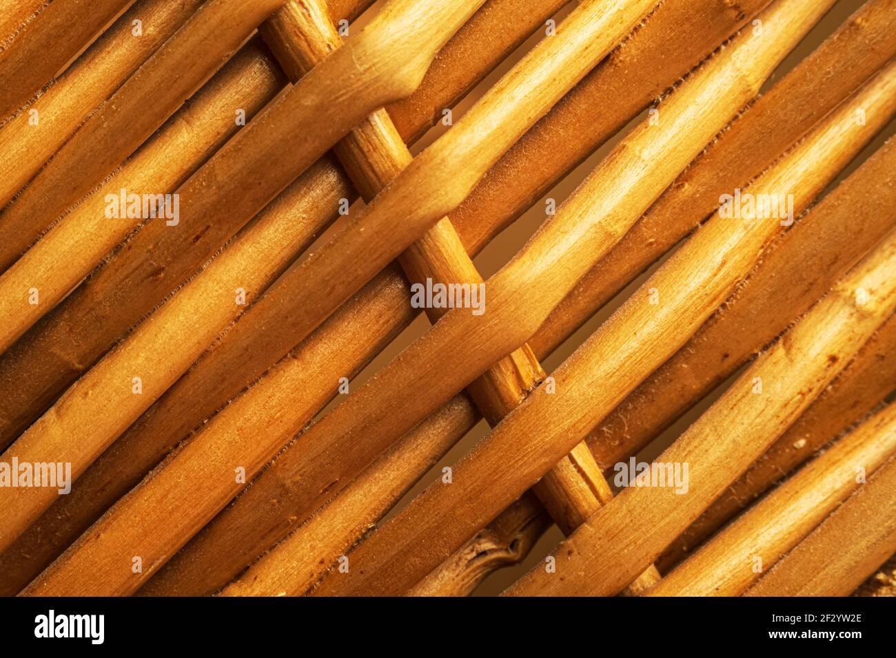 Rami di salice arancione scuro intrecciati in un disegno diagonale vicino su Foto Stock