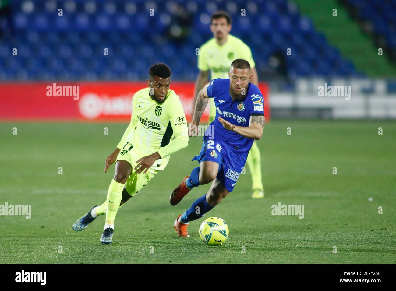 Thomas Lemar dell'Atletico de Madrid e David Timor di Getafe durante la partita di calcio del campionato spagnolo la Liga tra Getafe e Atletico de Madrid il 13 marzo 2021 allo stadio Coliseum Alfonso Perez a Getafe, Madrid, Spagna - Foto Oscar J Barroso / Spagna DPPI / DPPI / LiveMedia Foto Stock